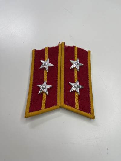 新时代收藏快速小拍 拍卖本周一线所得新货 4月2日场 - 62中尉领章 品相很干净 星星保存很好 可惜边缘有损 配衣服问题不大