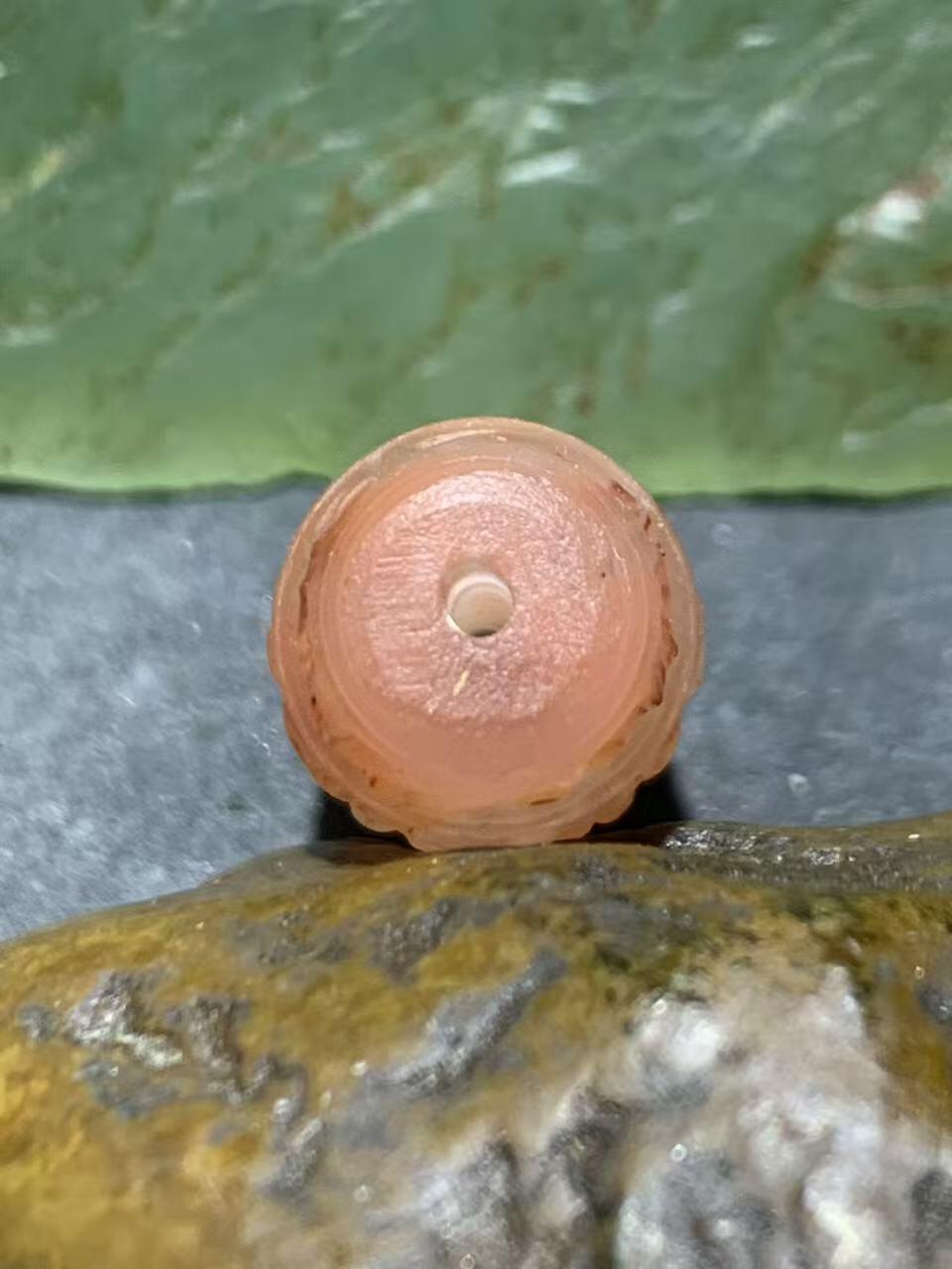 精美亚光川料荔枝冻飘红南红玛瑙雕刻回纹桶珠一个，