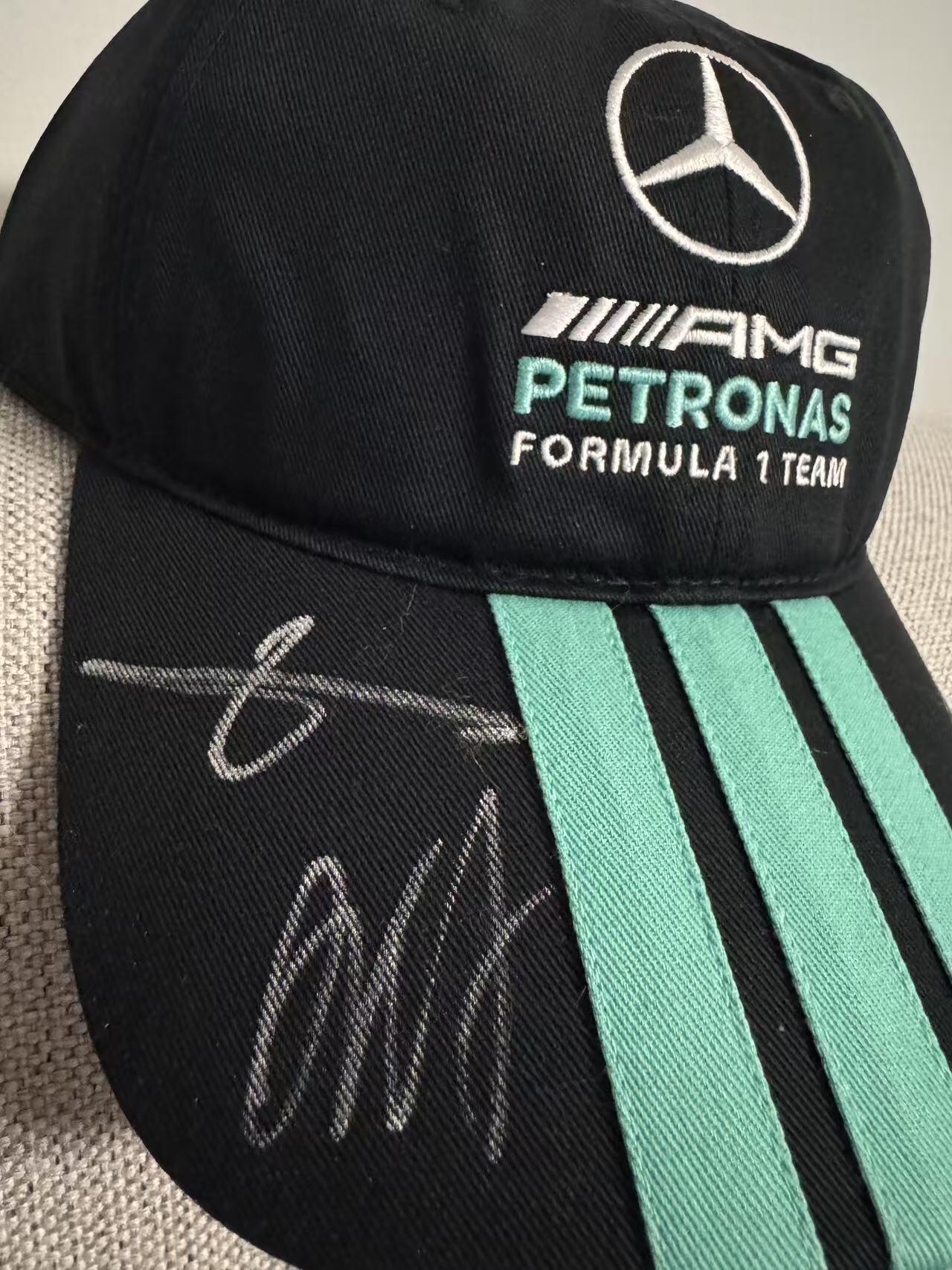 零元拍：银箭王朝，三头狼啸！梅赛德斯AMG马石油F1别车队领队，冠军缔造者托托·沃尔夫，车手乔治·拉塞尔和基米·安东内利“三头狼”合签2026赛季车手帽！