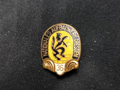 云宸嘉赏-勋臻佳藏四月精品甄选场次（低佣 一元一手） - 五十年代东德老珐琅证章系列--德累斯顿城国家重建工作（Nationales Aufbauwerk）三十六周次荣誉证章