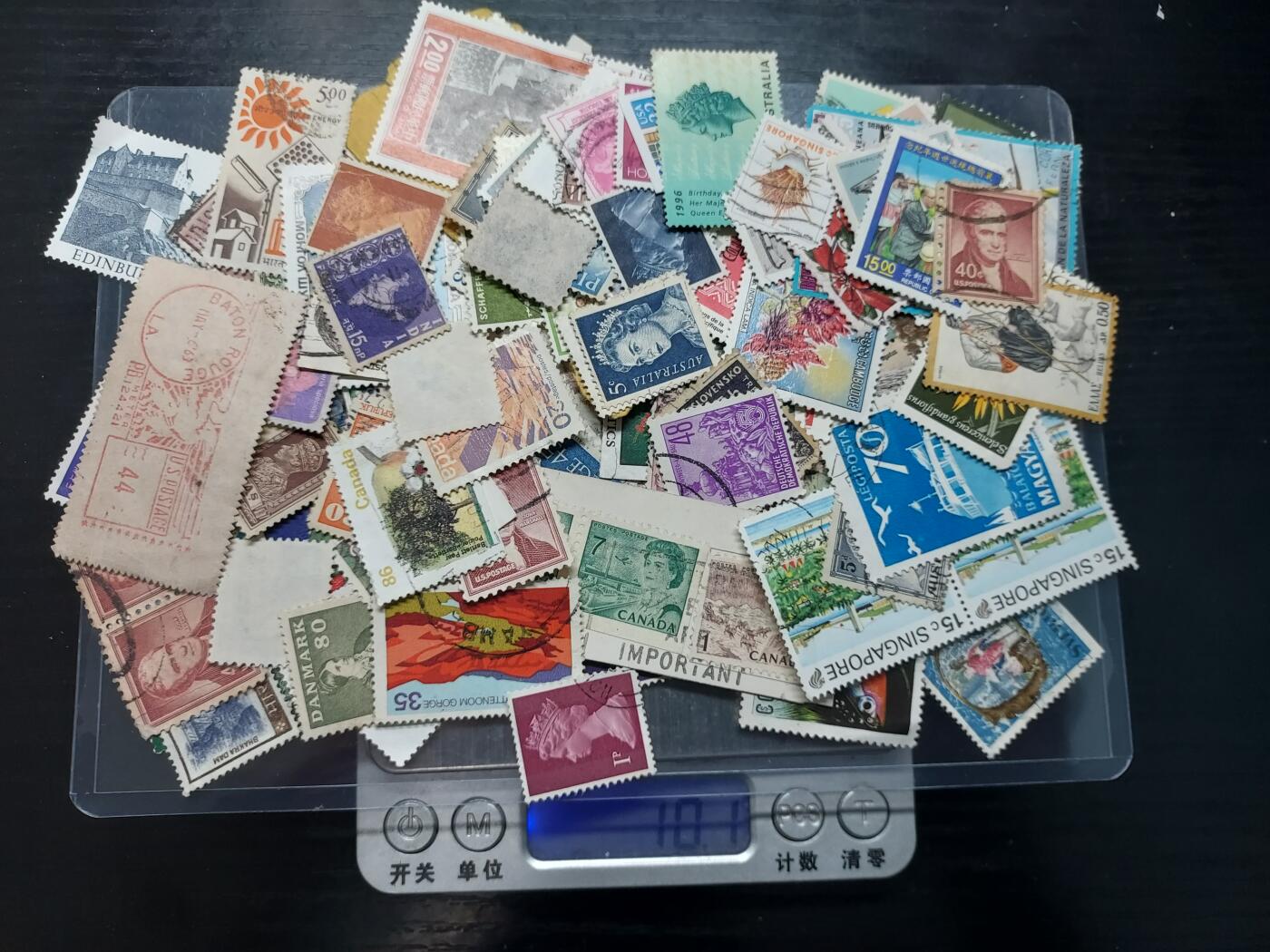 博彦收藏    4月8日 8点 邮票专场 外国邮票一组 重10克左右 约100枚（估算值）部分有瑕疵 部分上品 