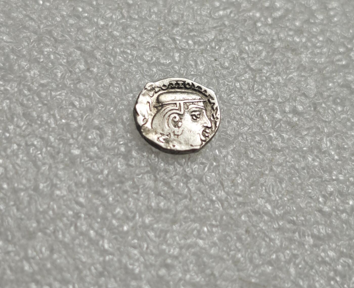 瓶子🏺第235期拍卖会  公元395年 西萨特拉普王朝（西郡太守）古印度西萨特拉普王朝（Western Kshatrapas）的小型银币，俗称“西郡太守银币”，属于丝绸之路沿线的重要货币类型