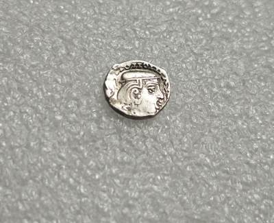 瓶子🏺第235期拍卖会 -  公元395年 西萨特拉普王朝（西郡太守）古印度西萨特拉普王朝（Western Kshatrapas）的小型银币，俗称“西郡太守银币”，属于丝绸之路沿线的重要货币类型