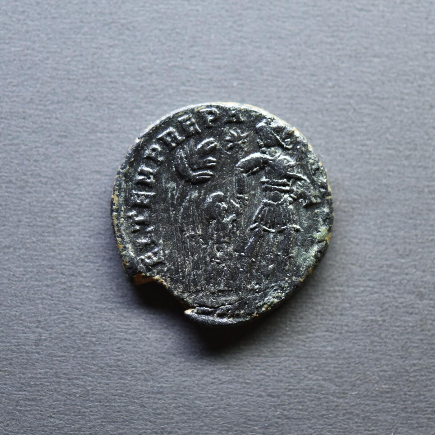 【良泉】4月16日【西方古代打制币】拍卖108件 【百分币】公元348-351年【古罗马】君士坦提乌斯二世“罗马士兵安置戴自由帽的蛮族”君士坦丁堡造币厂，3.05克