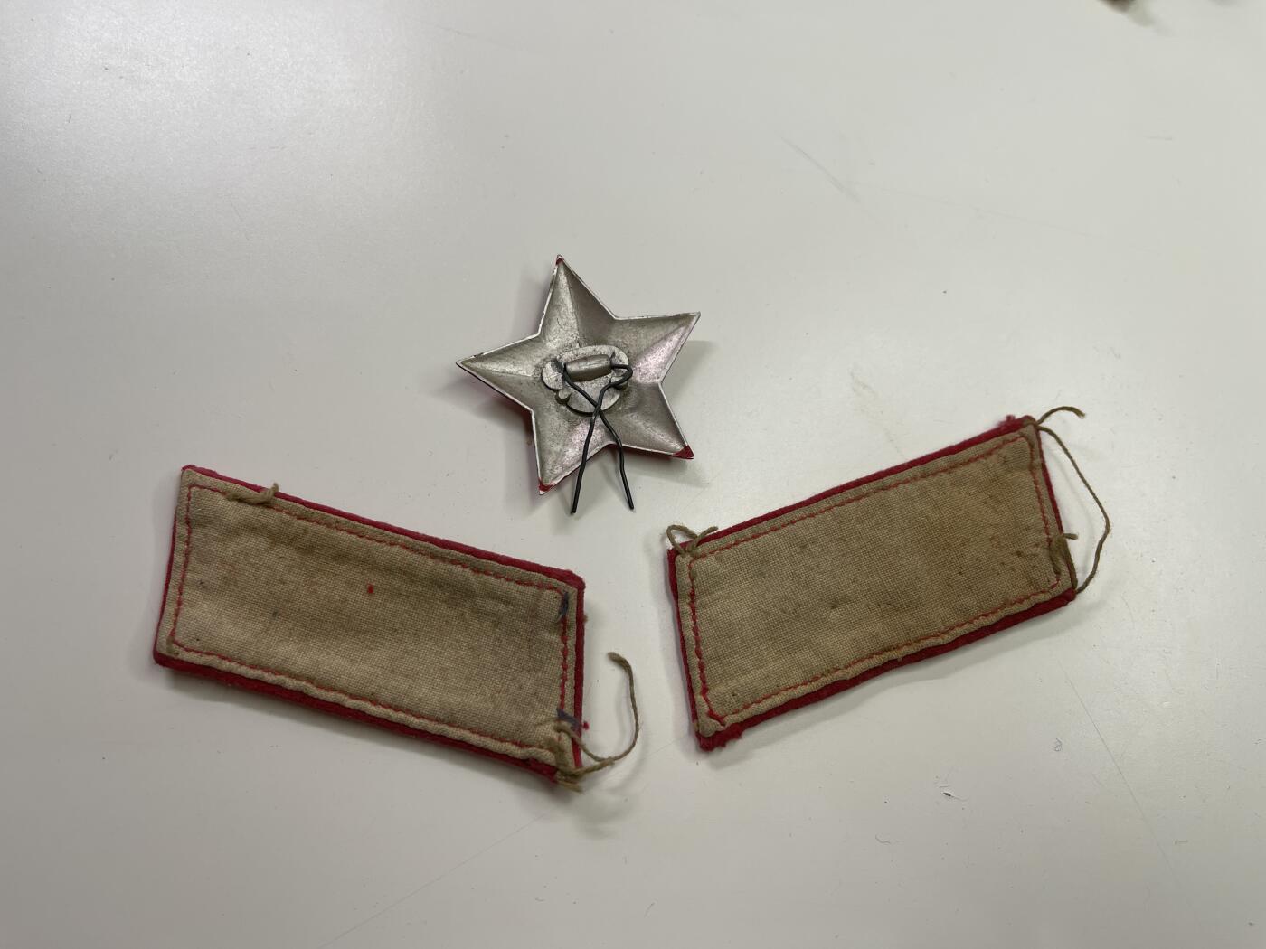 新时代收藏快速小拍 拍卖本周一线所得新货 4月2日场 早期三点红扎线版领章一套