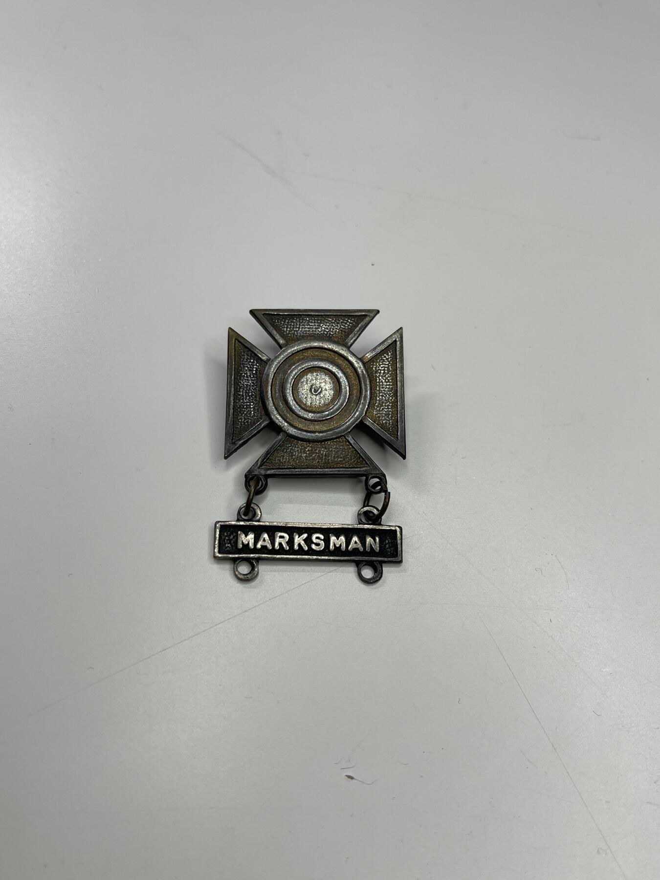 新时代收藏快速小拍 拍卖本周一线所得新货 4月2日场 二战美军狙击手射击证章 标准的二战别针版 虽无银标 是银的概率比较大