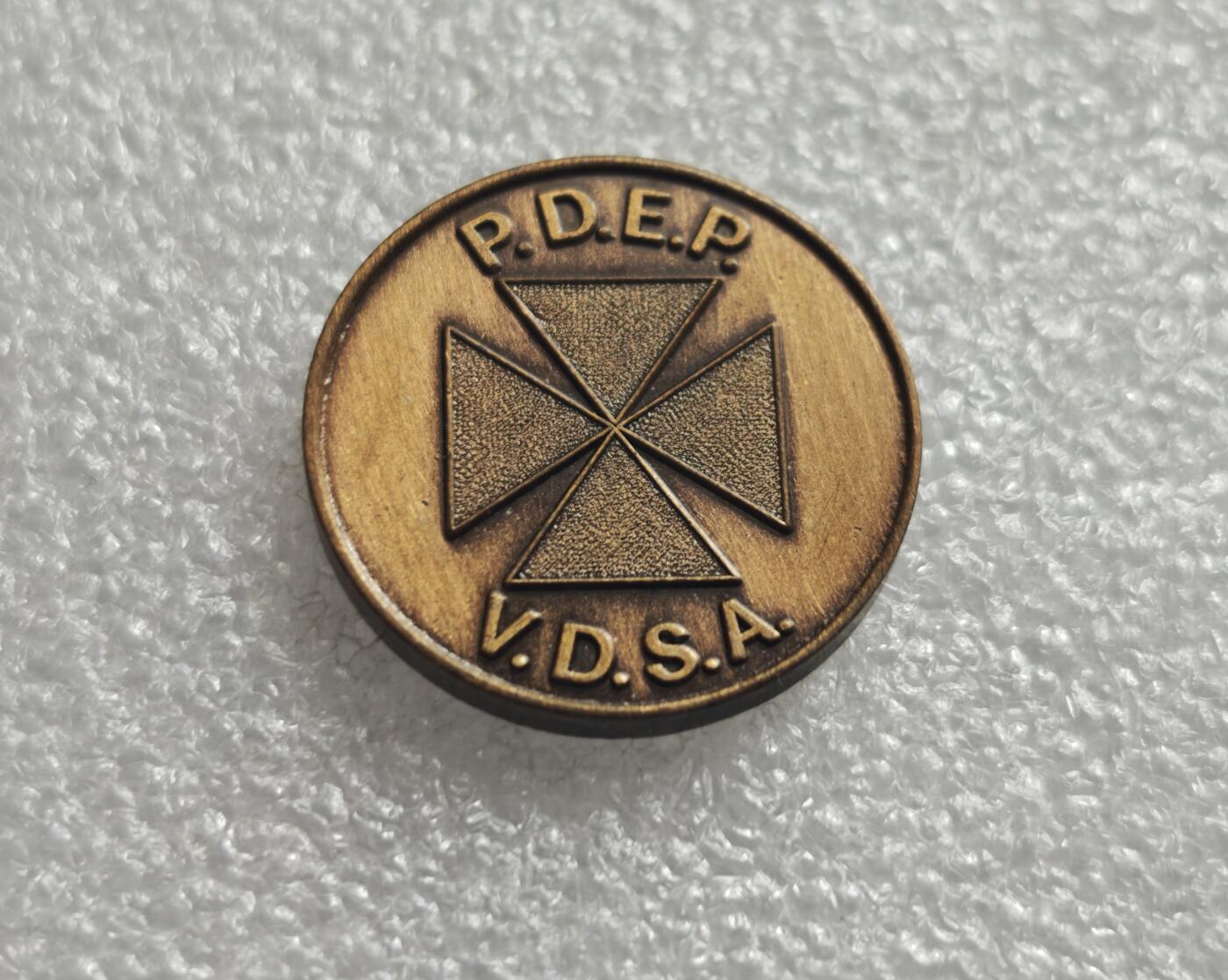 瓶子🏺第235期拍卖会  苏格兰泰河谷皇家共济会分会纪念铜章（1924年版）   苏格兰约克礼体系皇家共济会分会（Grand Priory）的青铜纪念章 属于苏格兰共济会（Scottish Freemasonry）的皇家拱门分会/圣殿骑士团体系，是西方神秘学社团的重要实物  1924年版泰河谷分会纪念章，见证了20世纪初苏格兰共济会在地方区域的组织发展与身份认同。 