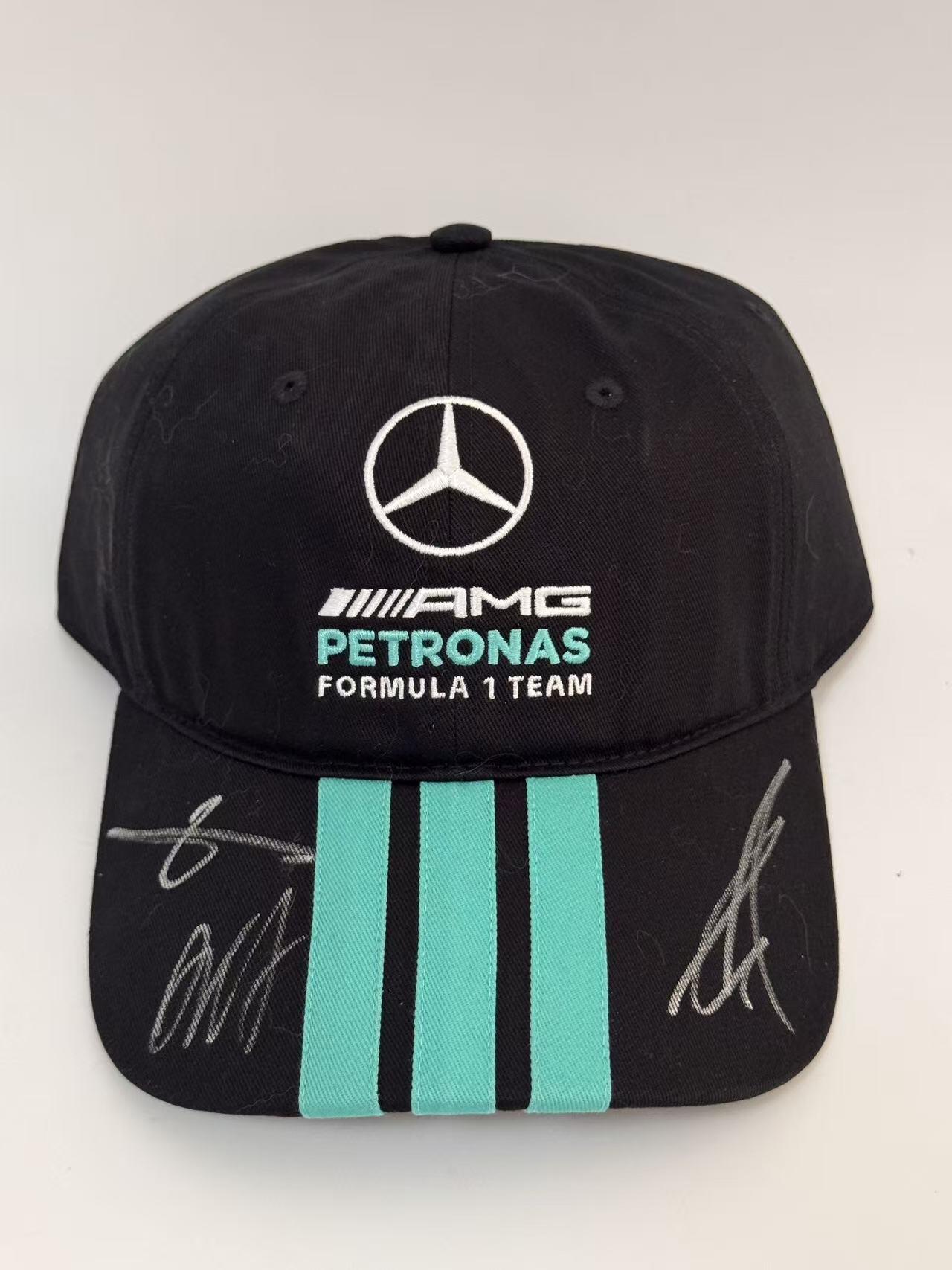 零元拍：银箭王朝，三头狼啸！梅赛德斯AMG马石油F1别车队领队，冠军缔造者托托·沃尔夫，车手乔治·拉塞尔和基米·安东内利“三头狼”合签2026赛季车手帽！