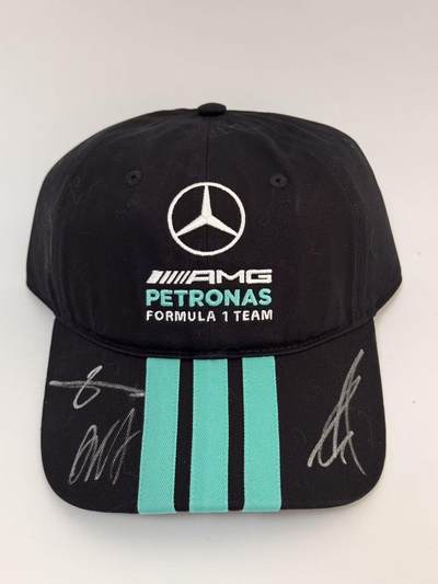 零元拍：银箭王朝，三头狼啸！梅赛德斯AMG马石油F1别车队领队，冠军缔造者托托·沃尔夫，车手乔治·拉塞尔和基米·安东内利“三头狼”合签2026赛季车手帽！ - 零元拍：银箭王朝，三头狼啸！梅赛德斯AMG马石油F1别车队领队，冠军缔造者托托·沃尔夫，车手乔治·拉塞尔和基米·安东内利“三头狼”合签2026赛季车手帽！