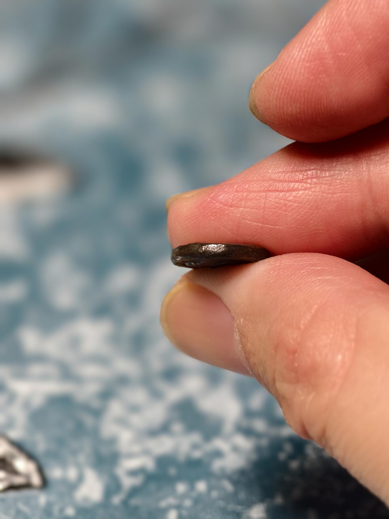 抚柳草堂-第二十一期章牌钱币  奖章勋章 满百包邮 放漏专场 三佛齐王国末期至满者伯夷王国早期打制小银币 1.7g重 正面有檀香花徽记，背面爪哇岛文，面值1 Unit或称Masa