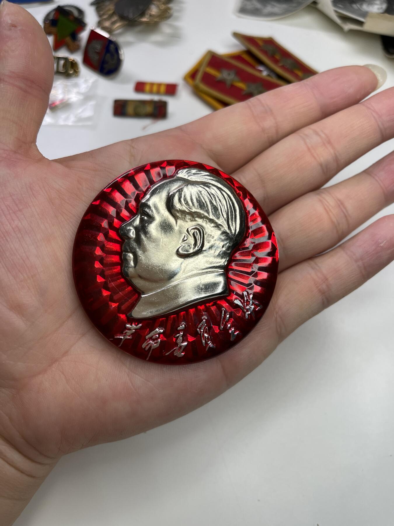 新时代收藏快速小拍 拍卖本周一线所得新货 4月2日场 精品大像章 少见文工团像章 空政文工团像章 有意思的是该章有一个铸缺 在当年这种行为是不被允许的 这枚章被保留下来十分难得