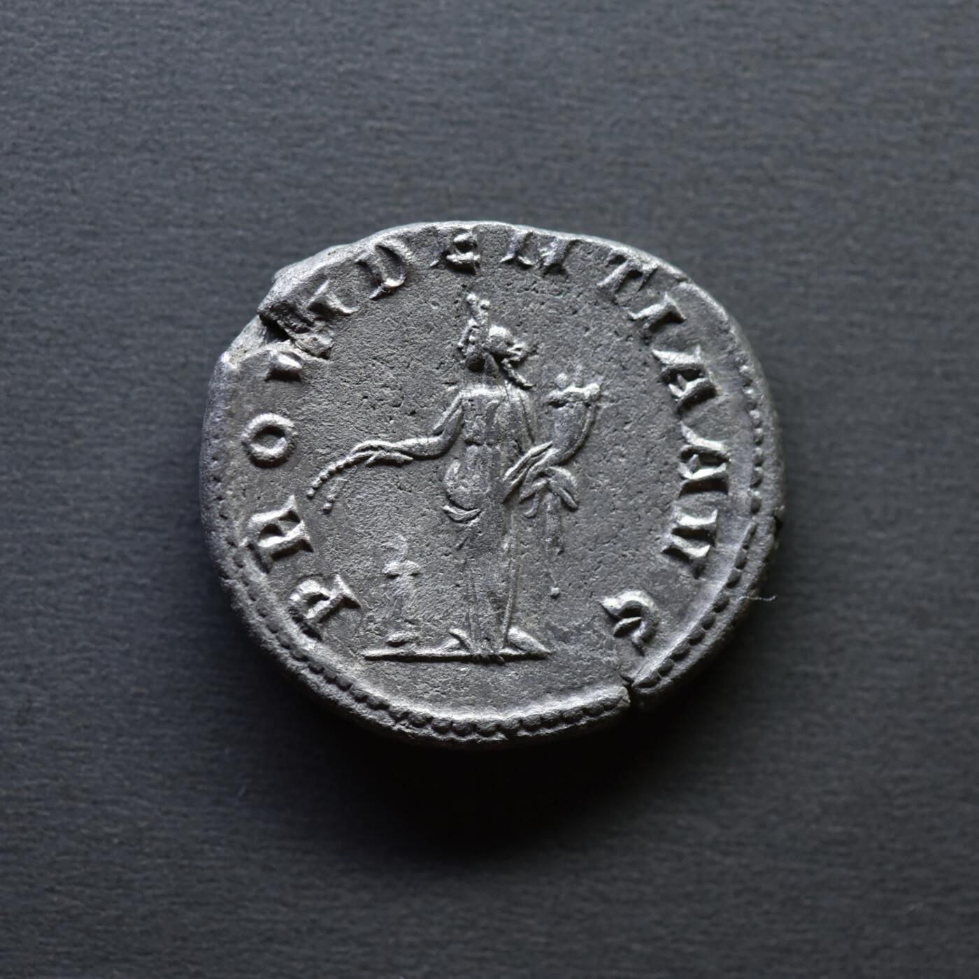 【良泉】4月16日【西方古代打制币】拍卖108件 【极美品】公元238年【古罗马】戈尔迪安三世，幼年像，背预知女神普罗维登西亚，双迪纳里（安敦尼）银币，4.26克