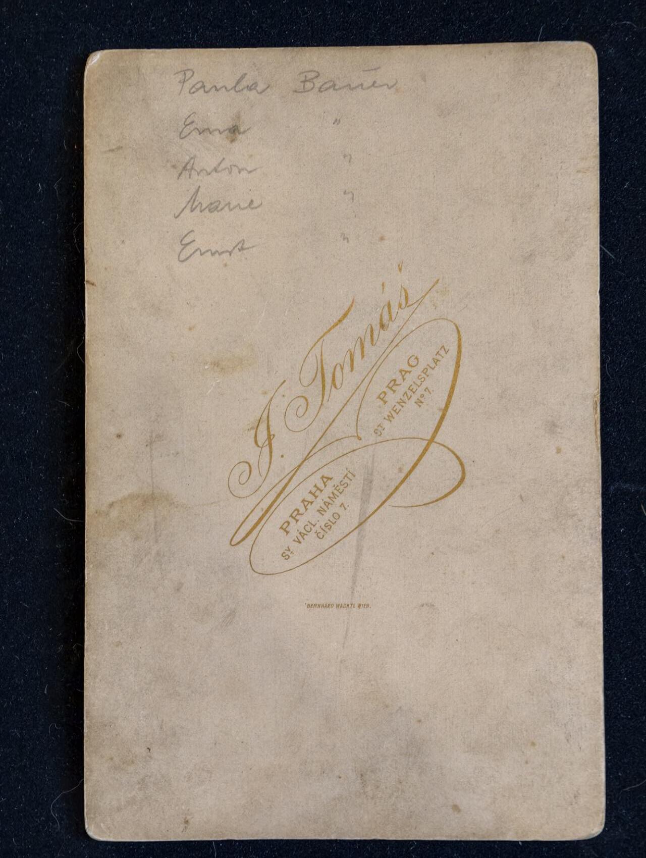 凯旋世界勋赏（第23期）（欢迎送拍）（对拍品有疑问请询问客服，不接受到手刀，出价默认拍品品相。请认真阅读拍卖规则！出价默认已认可！）（收到货请录制开箱视频，无视频概不处理问题。） 奥匈帝国 1889年 时任上尉安东·鲍尔 与他妻子，长辈，以及儿女的早期合照，背面写了照片里几人的名字，照片由布拉格著名的摄影师 J. Tomáš 拍摄