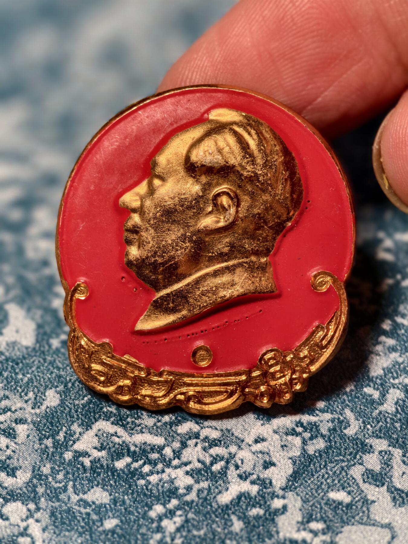 抚柳草堂-第二十一期章牌钱币  奖章勋章 满百包邮 放漏专场 六七十年代 毛主席像章 东方红异形 33*30mm 