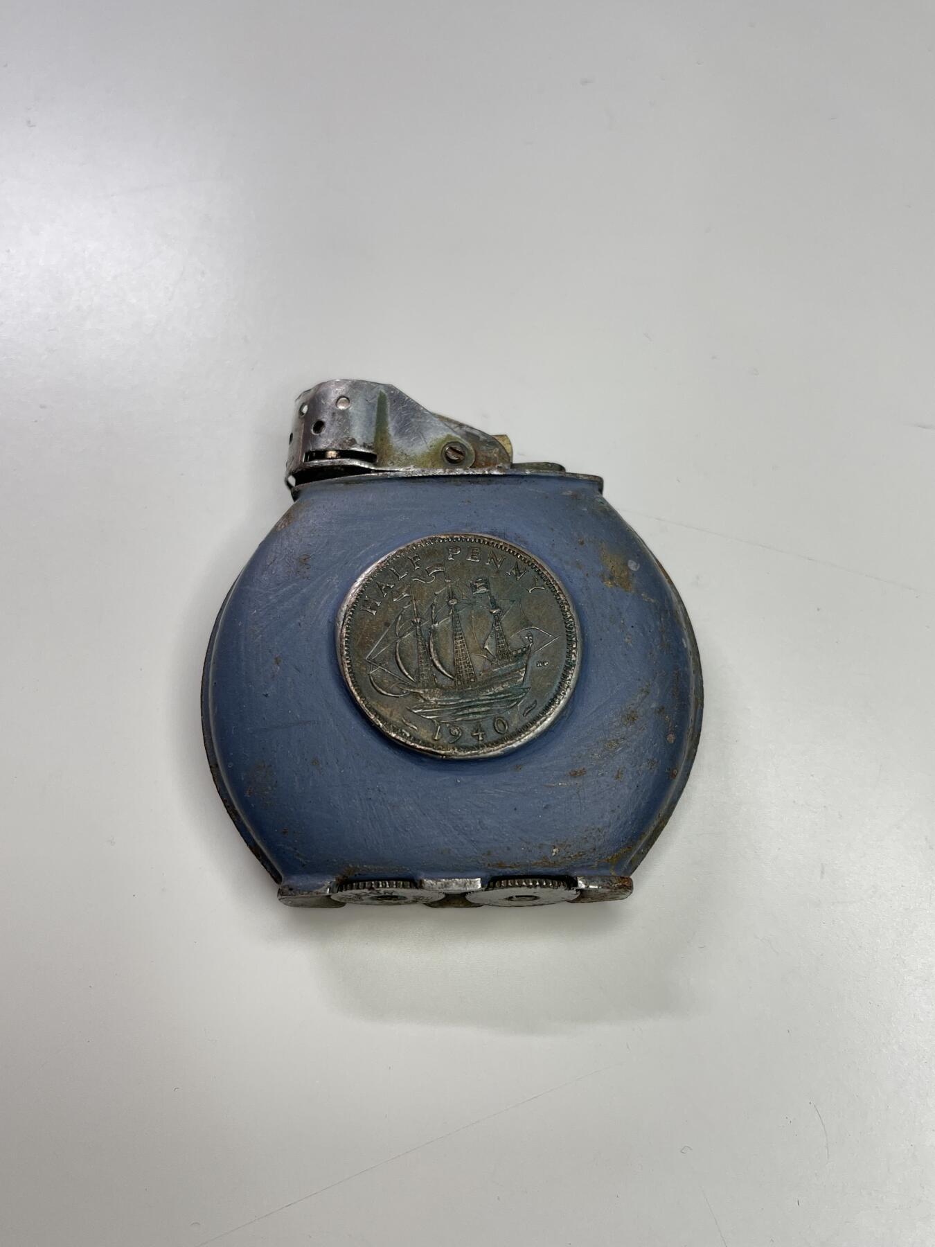 新时代收藏快速小拍 拍卖本周一线所得新货 4月2日场 二战美军埃文斯打火机 非常经典的二战火机 与帽徽为同一原主人 原主镶了一枚英国便士做装饰 大概是因为便士上有桅杆帆船