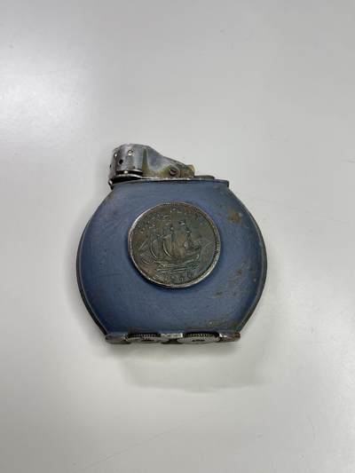 新时代收藏快速小拍 拍卖本周一线所得新货 4月2日场 - 二战美军埃文斯打火机 非常经典的二战火机 与帽徽为同一原主人 原主镶了一枚英国便士做装饰 大概是因为便士上有桅杆帆船