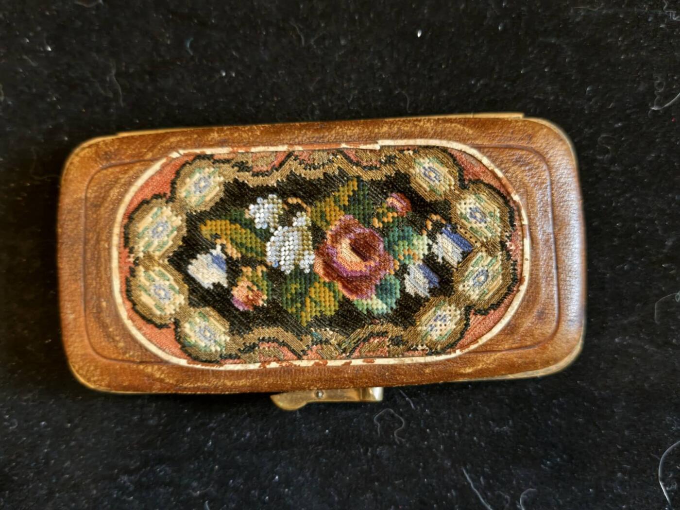 凯旋世界勋赏（第23期）（欢迎送拍）（对拍品有疑问请询问客服，不接受到手刀，出价默认拍品品相。请认真阅读拍卖规则！出价默认已认可！）（收到货请录制开箱视频，无视频概不处理问题。） 奥匈帝国 安东·鲍尔的 私人定制名片盒及记事包 以及两张他时任 第三补给团 一等骑兵上尉时候的名片 图3手写便签属于其他军官交换的联系方式，盒子做工精致，19世纪末的维也纳风格 材质为皮革，正面有手工缝制的玫瑰与铃兰刺绣图案