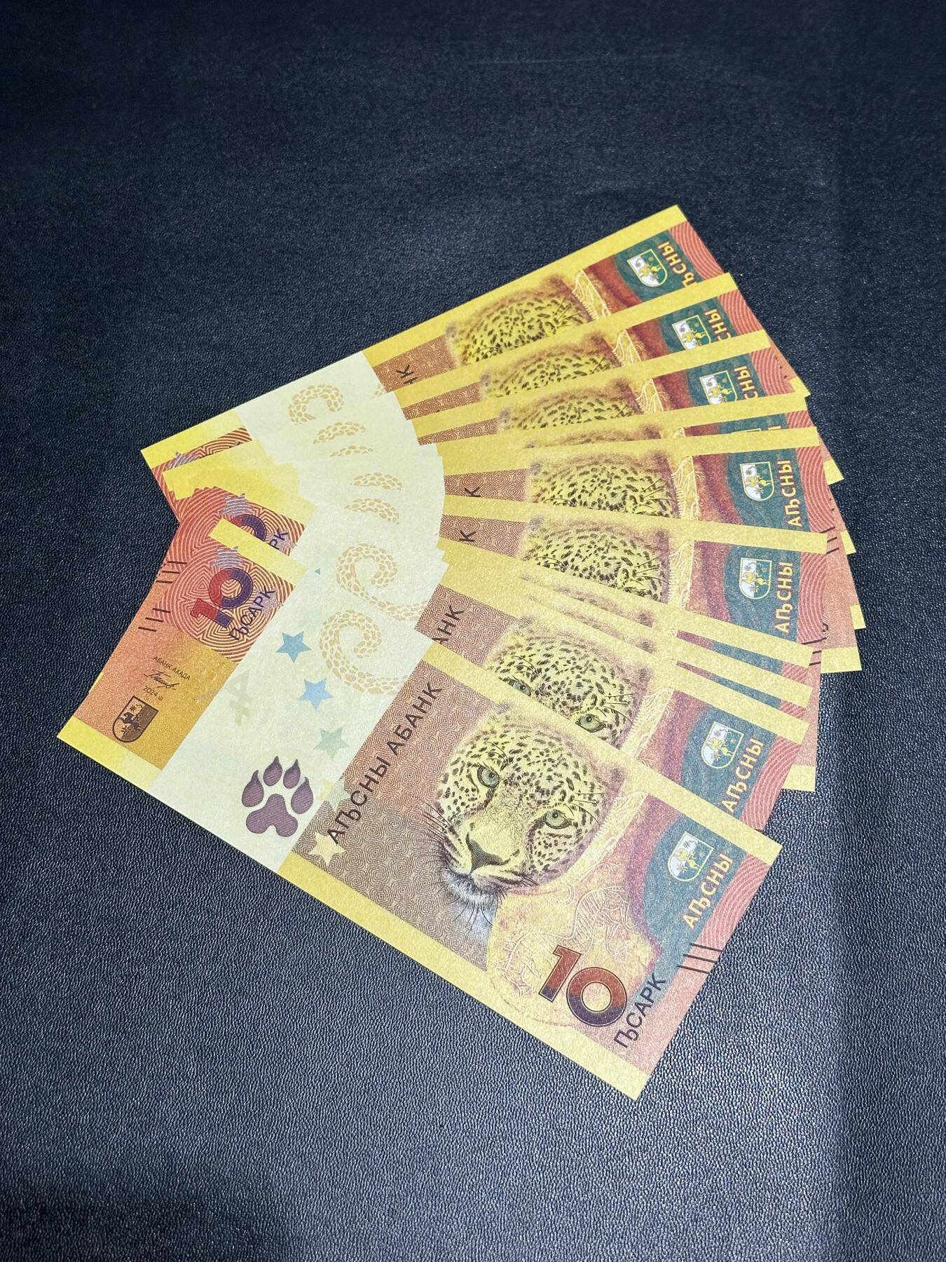 《外钞收藏家》第六百二十三期（精选场）（长期征集拍品、欢迎藏友们联系合作） 2024年阿布哈兹10阿莎 纪念钞 10张一起 全新UNC