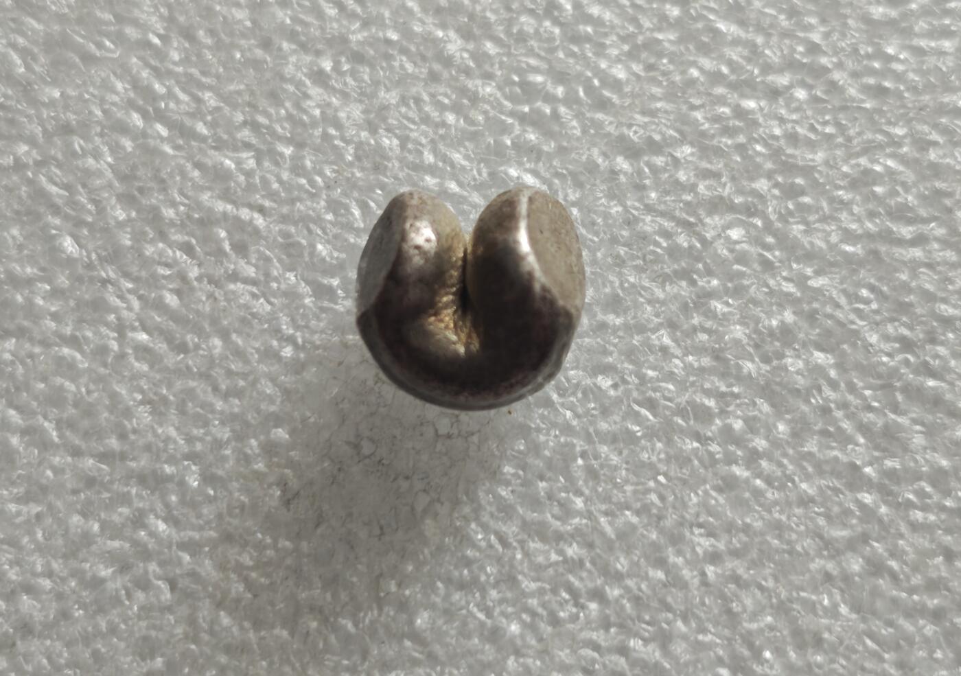 瓶子🏺第235期拍卖会  好品银光1泰铢（15克）  暹罗（泰国）拉玛王朝“屁股银”（Pod Duang / 子弹银）   泰国拉玛王朝（1782–1910年）时期流通的手工打制银锭，在闽南民间被形象称为“尻川银”（屁股银），西方则称其为“子弹银”（Bullet Money） 上方轮形戳记代表法轮，是暹罗王室与佛教法统的象征，寓意佛法永转、王权正统 ​  下方戳记对应拉玛王朝君主的皇家徽记 拉玛四世的“Mongkut”徽