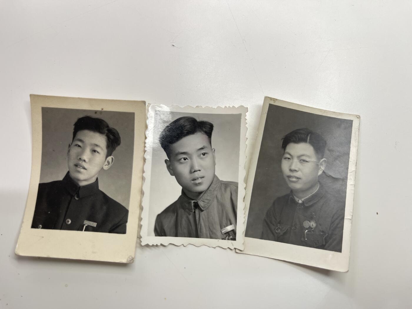 新时代收藏快速小拍 拍卖本周一线所得新货 4月2日场 三张50年代早期学生照片 佩戴校徽