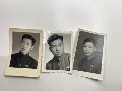 新时代收藏快速小拍 拍卖本周一线所得新货 4月2日场 - 三张50年代早期学生照片 佩戴校徽