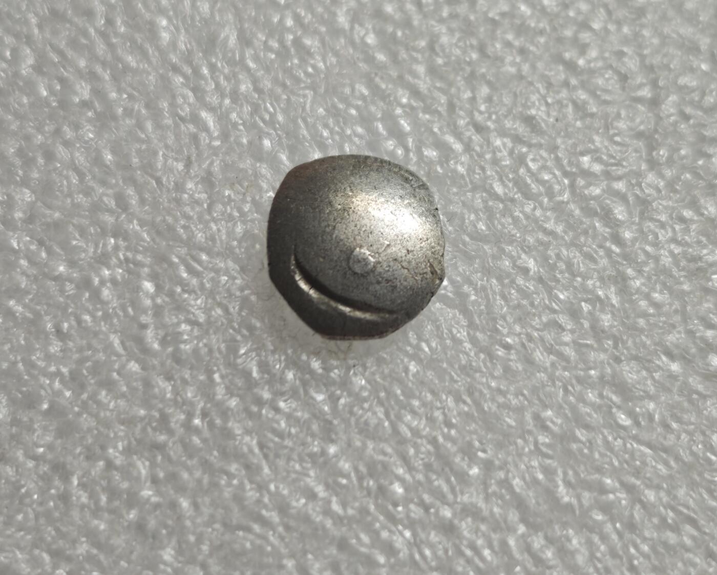 瓶子🏺第235期拍卖会  犍陀罗（Gandhara）银币（约公元前3世纪）   这是一枚古代犍陀罗文明（今巴基斯坦/阿富汗边境）发行的手工打制银币，是犍陀罗时期的典型钱币品种 中央六臂金刚杵图案，是犍陀罗艺术中佛教与印度教交融的典型符号 