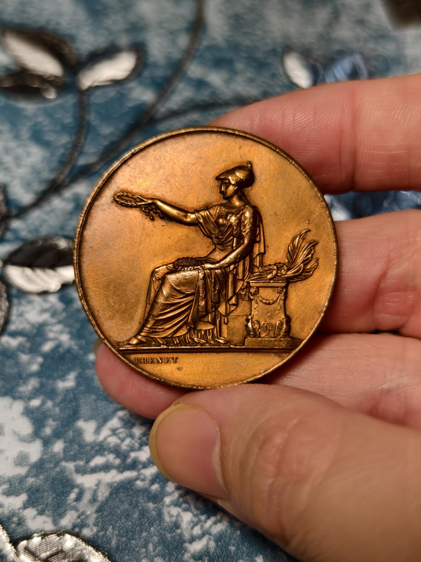 抚柳草堂-第二十一期章牌钱币  奖章勋章 满百包邮 放漏专场 1894法国艺术竞赛纪念铜章  坐姿雅典娜 名家布内特作品  直径42mm 重量34.3g 边铭丰饶角