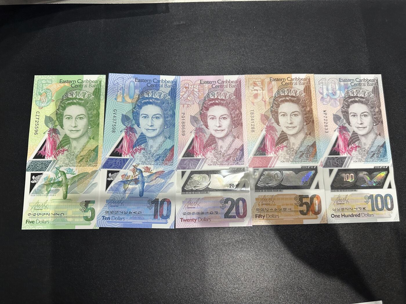 《外钞收藏家》第六百二十三期（精选场）（长期征集拍品、欢迎藏友们联系合作） 东加勒比最新版塑料钞5-100元 五张一起 全新UNC 有倒置号等靓号