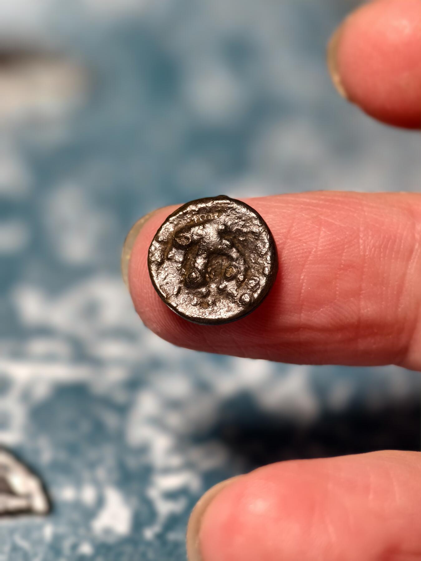 抚柳草堂-第二十一期章牌钱币  奖章勋章 满百包邮 放漏专场 三佛齐王国末期至满者伯夷王国早期打制小银币 1.7g重 正面有檀香花徽记，背面爪哇岛文，面值1 Unit或称Masa