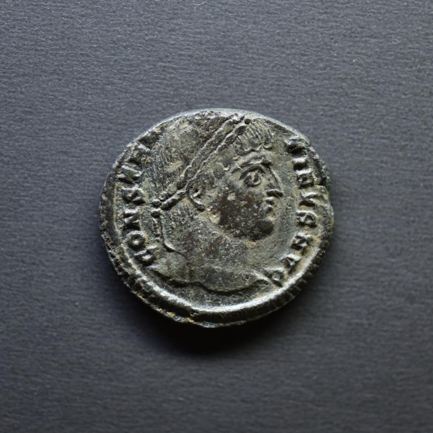 【良泉】4月16日【西方古代打制币】拍卖108件 【极美品】公元324-326年【古罗马】君士坦丁大帝“军塔营门”铜币，基齐库斯造币厂打制，2.65克