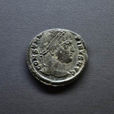 【良泉】4月16日【西方古代打制币】拍卖108件 - 【极美品】公元324-326年【古罗马】君士坦丁大帝“军塔营门”铜币，基齐库斯造币厂打制，2.65克