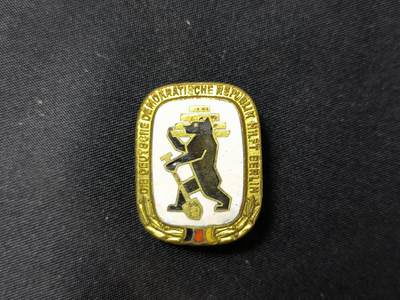 云宸嘉赏-勋臻佳藏四月精品甄选场次（低佣 一元一手） -  五十年代东德老珐琅证章系列--国家人民援助柏林建设运动（Die Deutsche Demokratische Republik hilft Berlin）先进分子证章