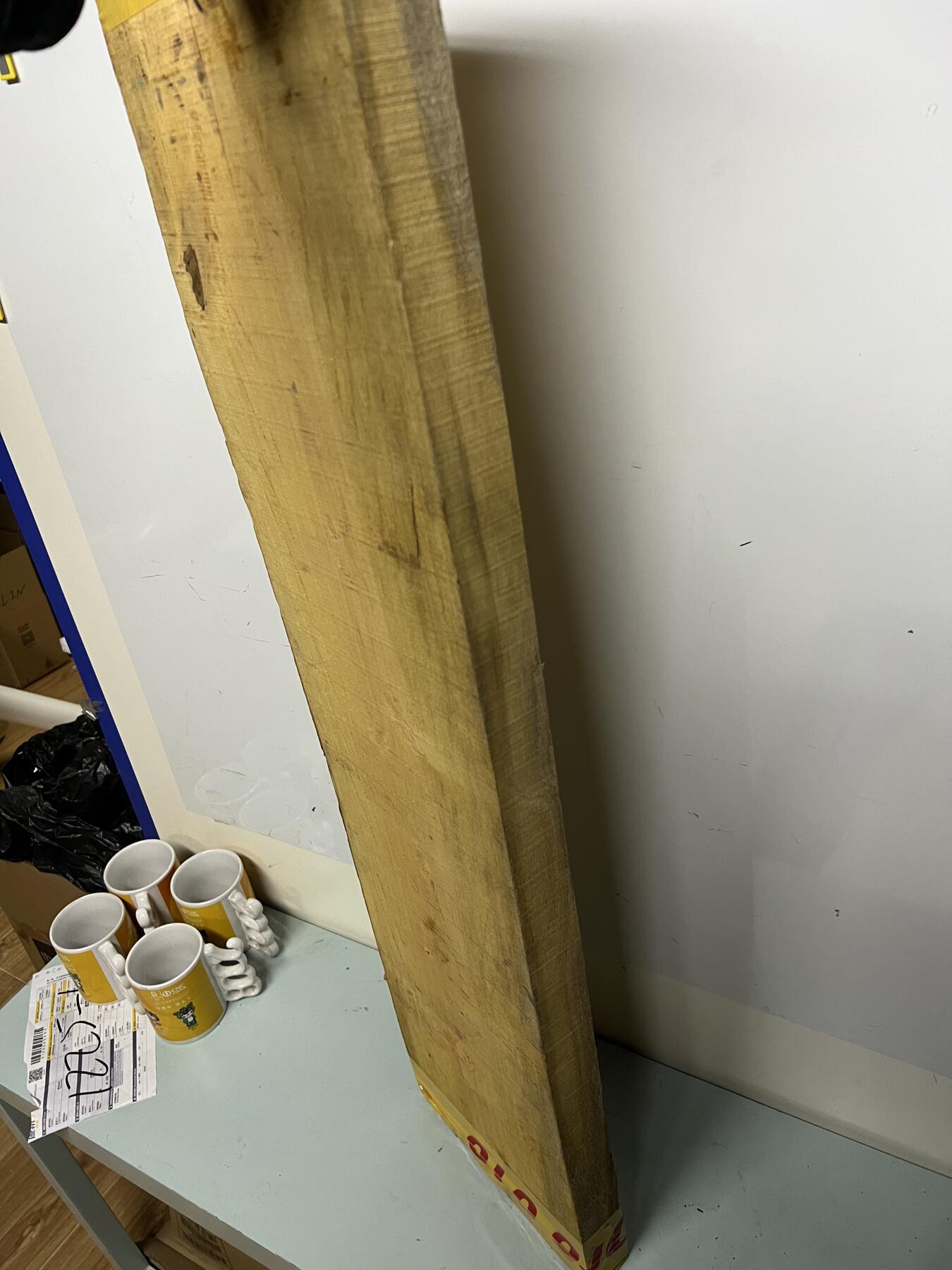 零元拍：NO.1虎皮纹金丝楠板子，重约十一斤多。无需打磨就已经金光闪闪。满金丝药香，尺寸约：94/24/4CM，天然原材料不可避免有裂有瑕疵，介意勿拍