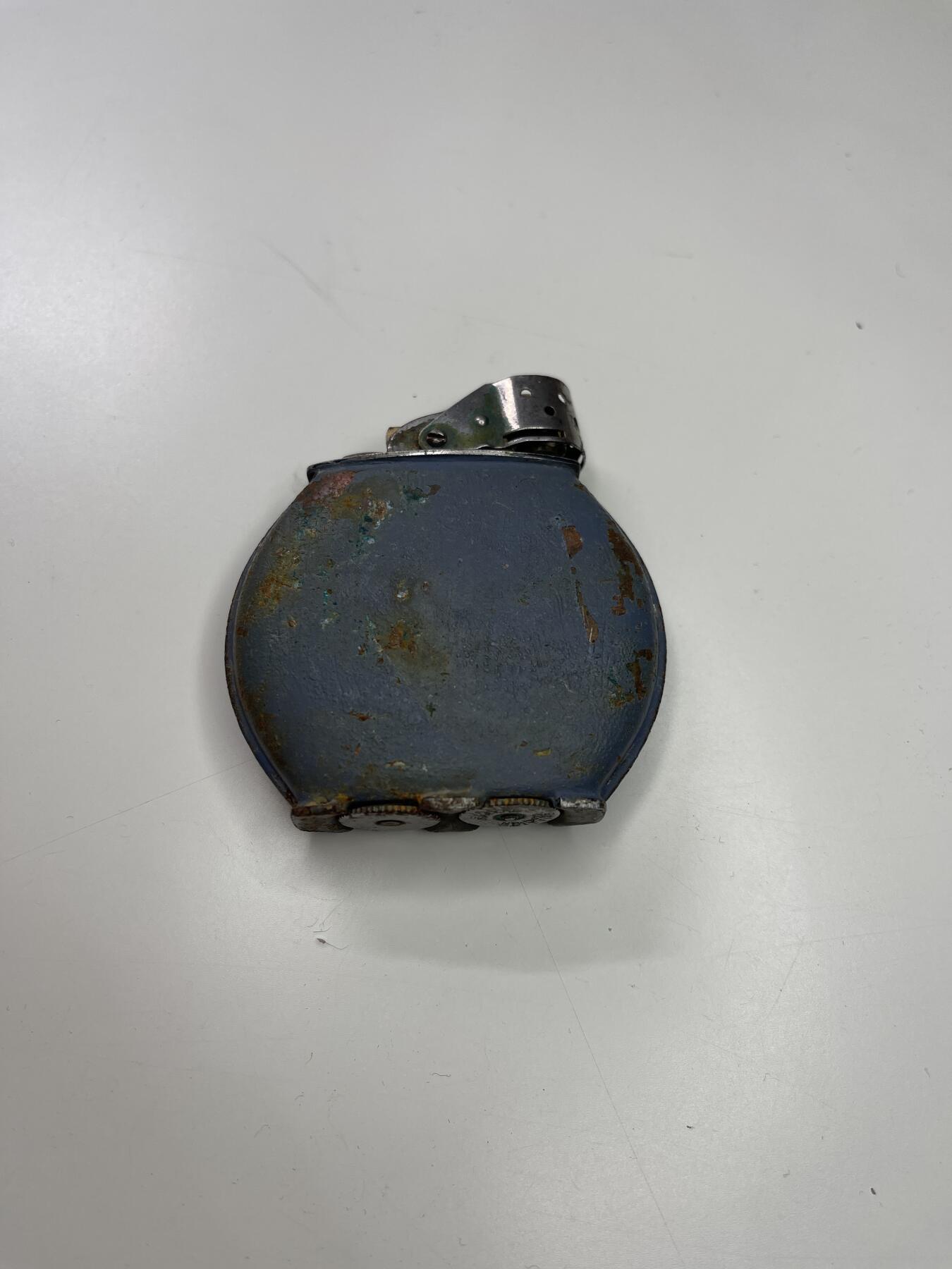 新时代收藏快速小拍 拍卖本周一线所得新货 4月2日场 二战美军埃文斯打火机 非常经典的二战火机 与帽徽为同一原主人 原主镶了一枚英国便士做装饰 大概是因为便士上有桅杆帆船