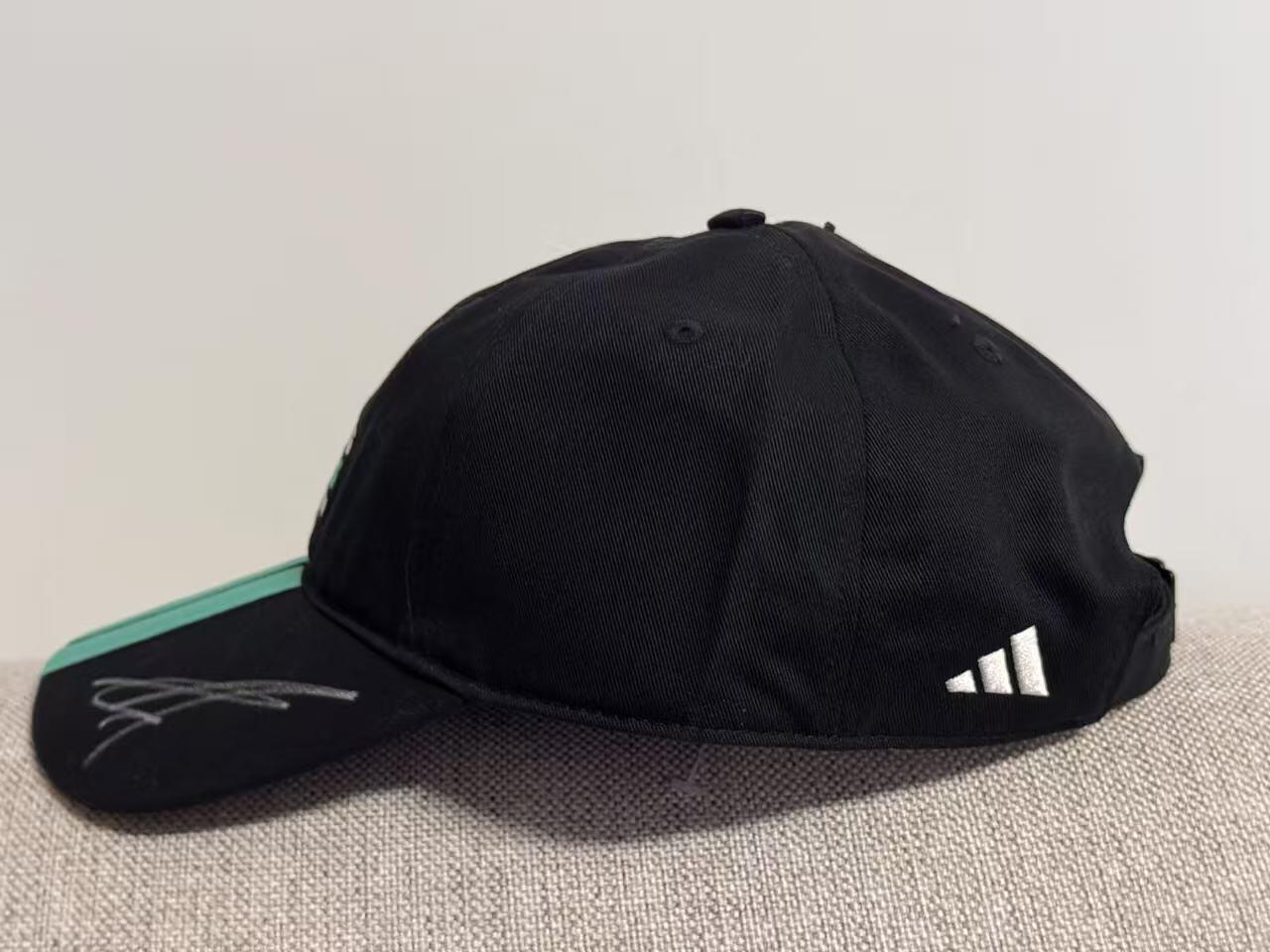 零元拍：银箭王朝，三头狼啸！梅赛德斯AMG马石油F1别车队领队，冠军缔造者托托·沃尔夫，车手乔治·拉塞尔和基米·安东内利“三头狼”合签2026赛季车手帽！