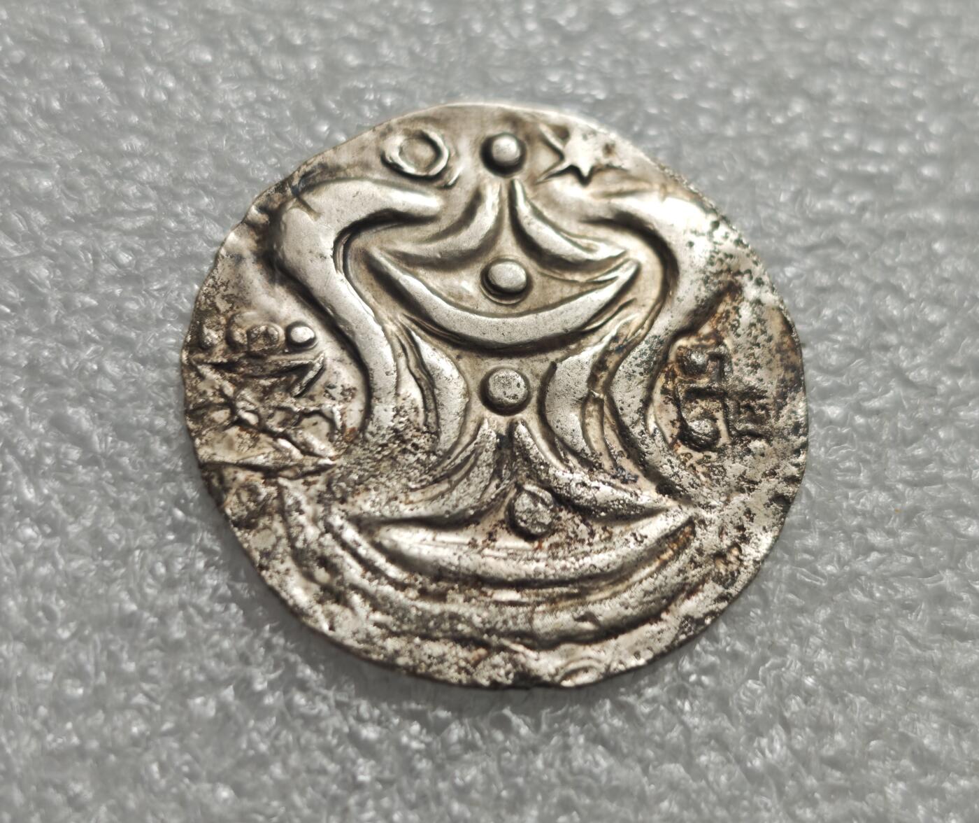 瓶子🏺第235期拍卖会  古骠国（Pyu Kingdom）“旭日-神庙”银币   公元5–9世纪古骠国（缅甸早期城邦文明）的打制银币，是东南亚早期文明与中印文化交融的珍贵实物 正面是旭日  背面中央为Srivatsa（室利靺蹉）风格神庙，上方有日月符号，两侧带有星芒与特殊印记  Srivatsa：象征拉克希米女神（毗湿奴的配偶），代表吉祥与财富，至今仍出现在缅甸若开邦邦旗上 