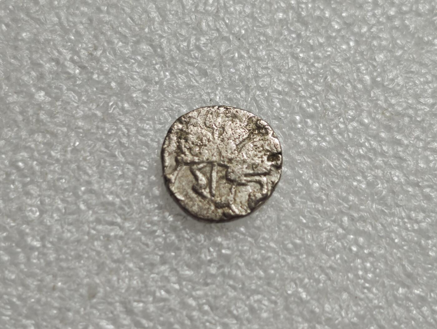 瓶子🏺第235期拍卖会  突厥沙希王朝（Turk Shahi，约公元650–850年）的打制银币，俗称“牛瘤骑士币”，是古代阿富汗与北印度地区的标志性货币，见证了中亚游牧文明与印度本土文化的深度融合