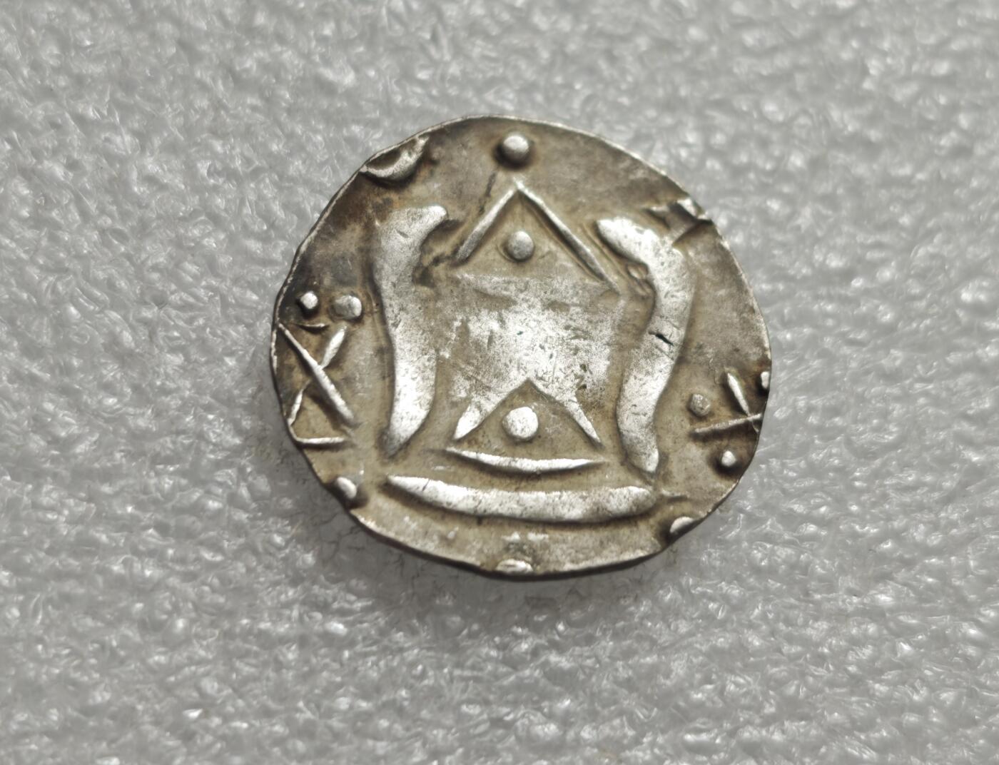 瓶子🏺第235期拍卖会  古骠国（Pyu Kingdom）海螺（法螺）纹银币（约5–7世纪） 这是一枚古骠国（缅甸早期城邦文明）发行的“海螺-室利靺蹉”银币，是缅甸最早铸币体系中的经典版别 核心图案中央为海螺（法螺，Conch Shell）浮雕，边缘环绕锯齿状/连珠纹装饰，是骠国钱币最具辨识度的标志之一 海螺是印度教神祇毗湿奴的核心法器，象征神圣、权威与财富呼应了骠国作为“南方丝绸之路”贸易节点的海洋属性