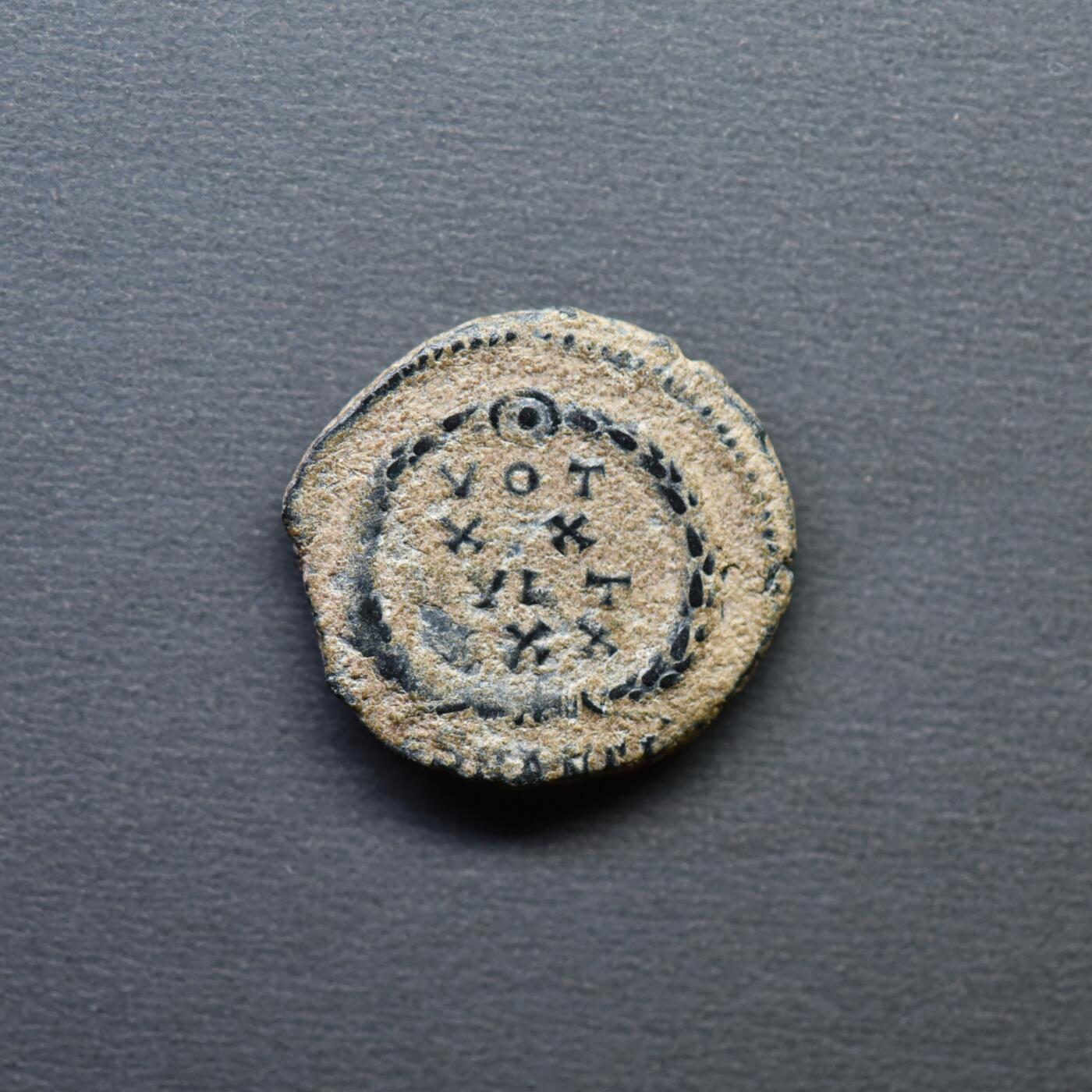 【良泉】4月16日【西方古代打制币】拍卖108件 【极美品】公元337-361年【古罗马】君士坦提乌斯二世“誓愿”铜币，1.37克