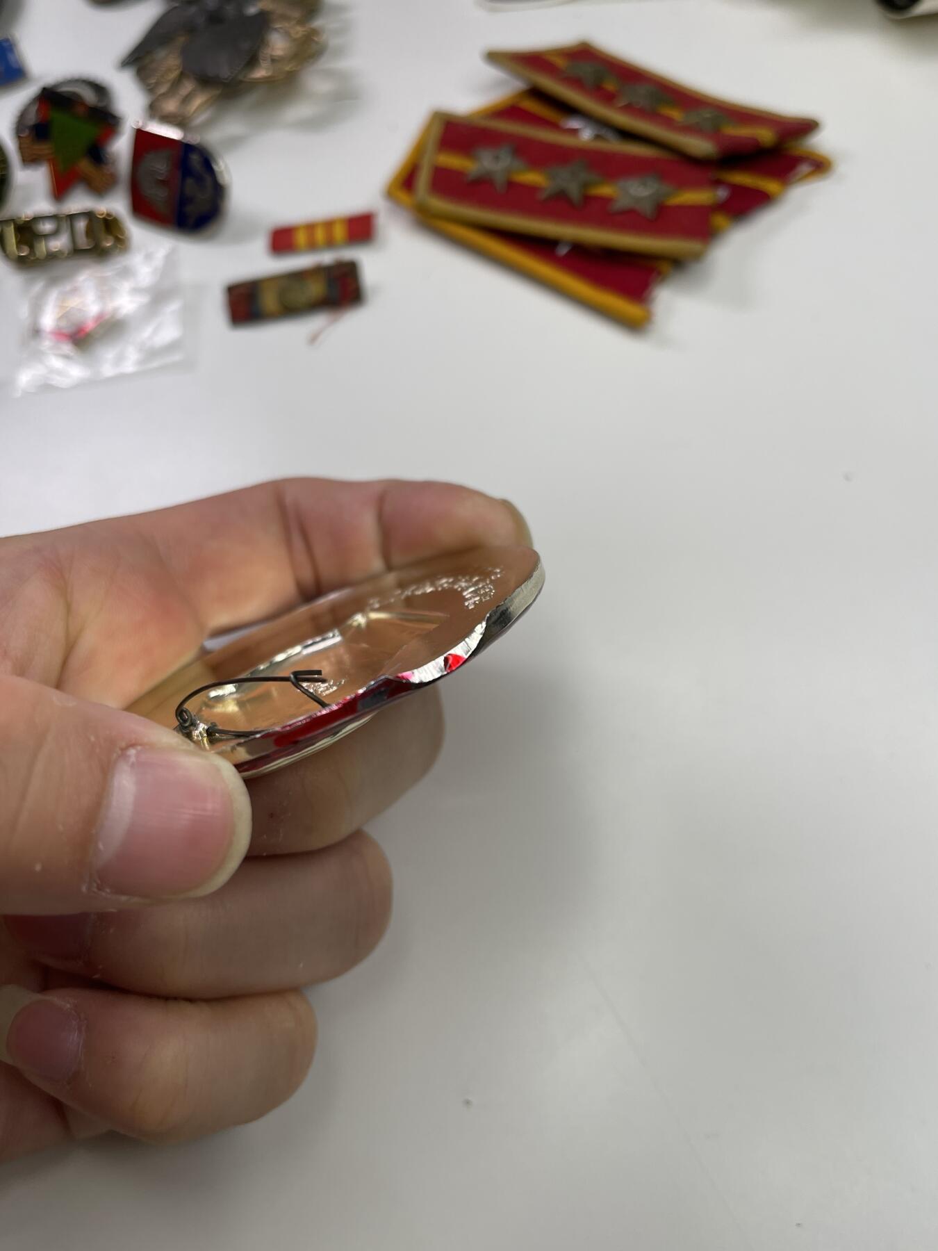 新时代收藏快速小拍 拍卖本周一线所得新货 4月2日场 精品大像章 少见文工团像章 空政文工团像章 有意思的是该章有一个铸缺 在当年这种行为是不被允许的 这枚章被保留下来十分难得