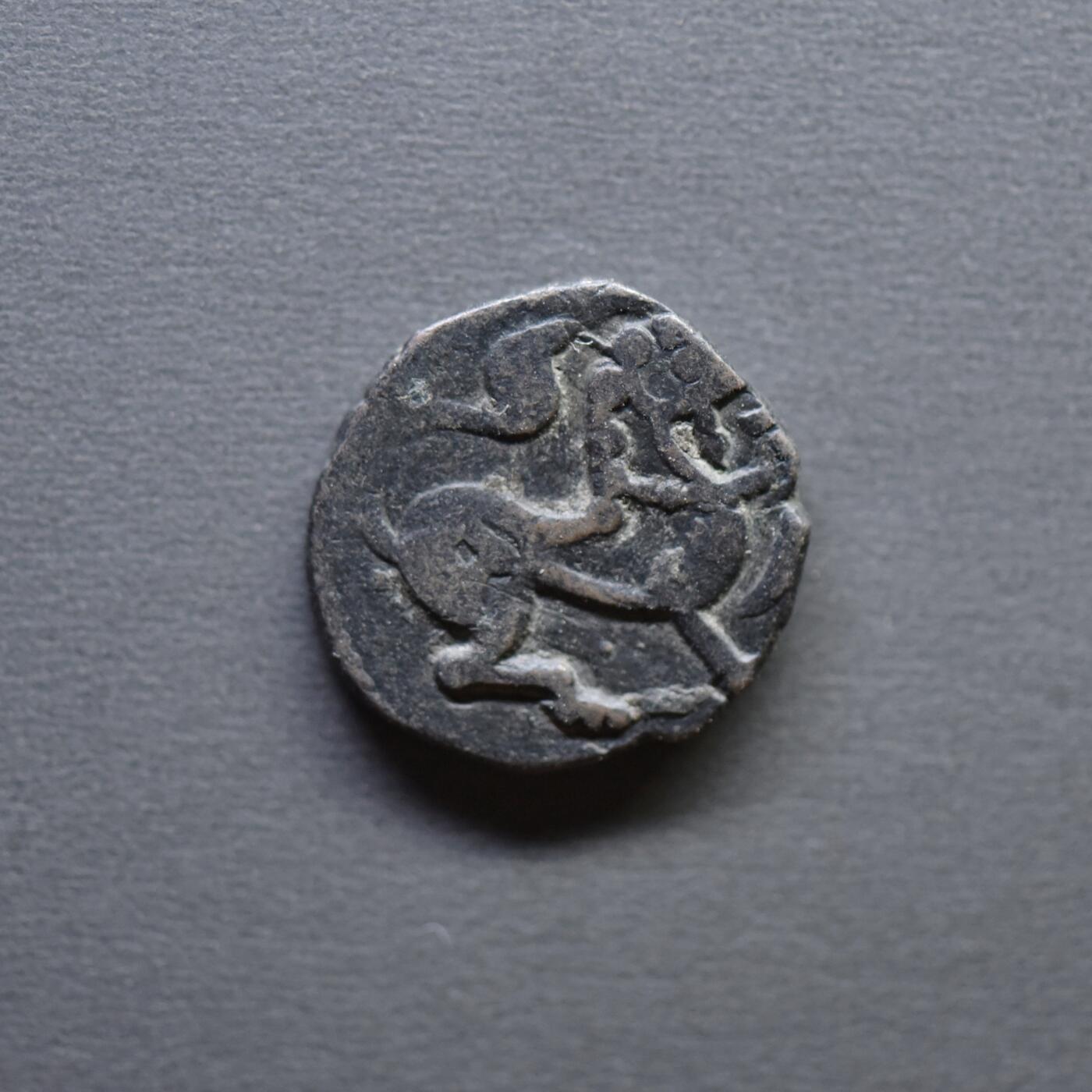 【良泉】4月16日【西方古代打制币】拍卖108件 【极美品】约850-1000年【沙希王朝】喀布尔地区打制“狮子/大象”吉塔尔，2.45克