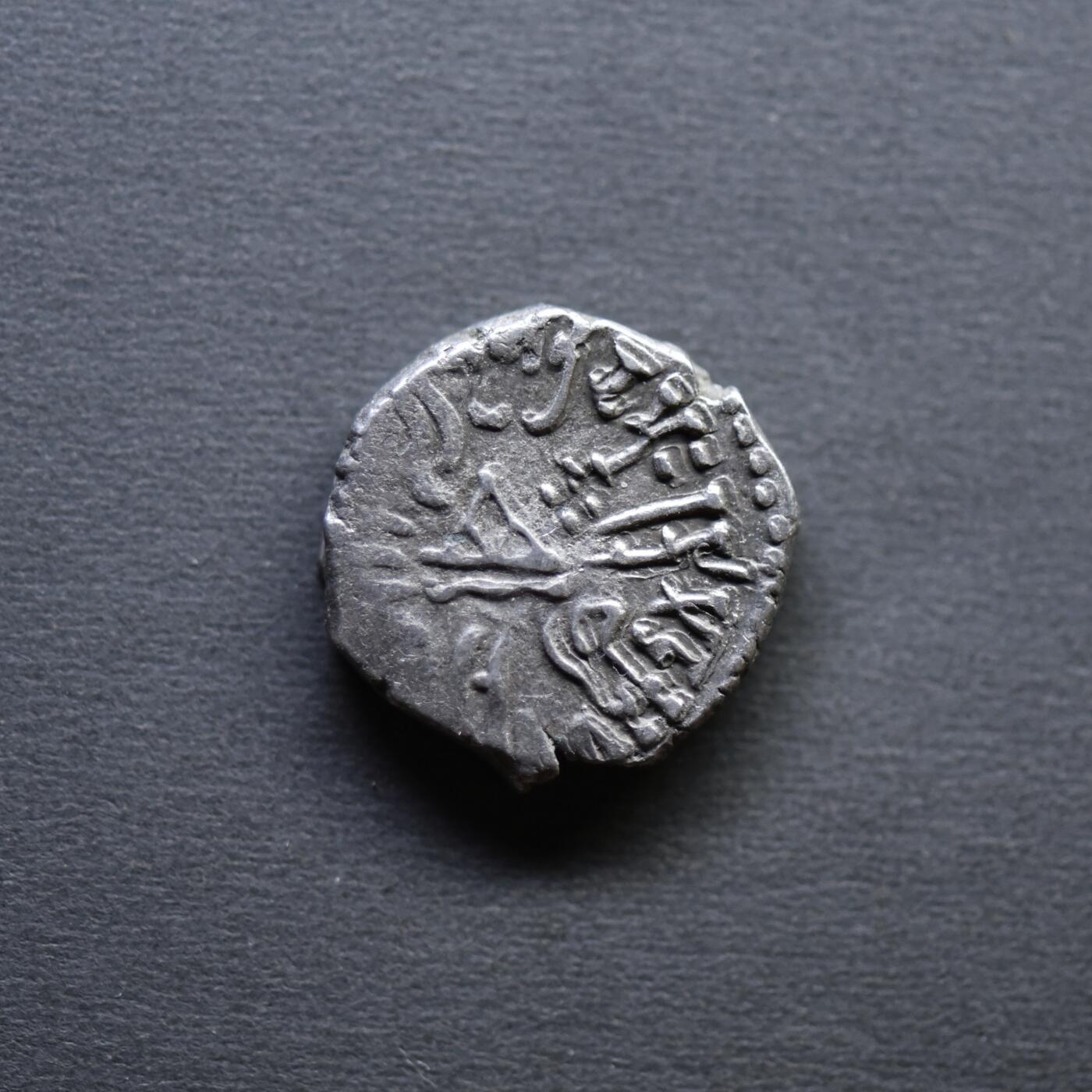 【良泉】4月16日【西方古代打制币】拍卖108件 公元3世纪【西郡太守】西萨特拉普王朝，背三拱佛丘、星月银币，2.34克