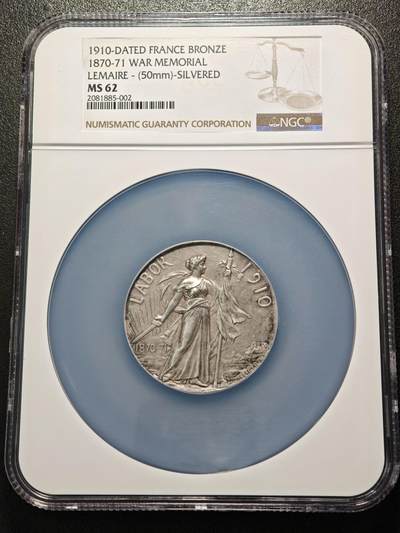 【德藏】世界币章拍卖第170期（拍品征集中~欢迎藏友联系） 1910年 法国普法战争40周年50mm54克镀银纪念大铜章 NGC MS62 章牌大师勒梅尔设计 正面是胜利女神手持旗帜和长剑 背面是旗帜、盾牌、枪炮等物，雕刻精美 品相极佳
