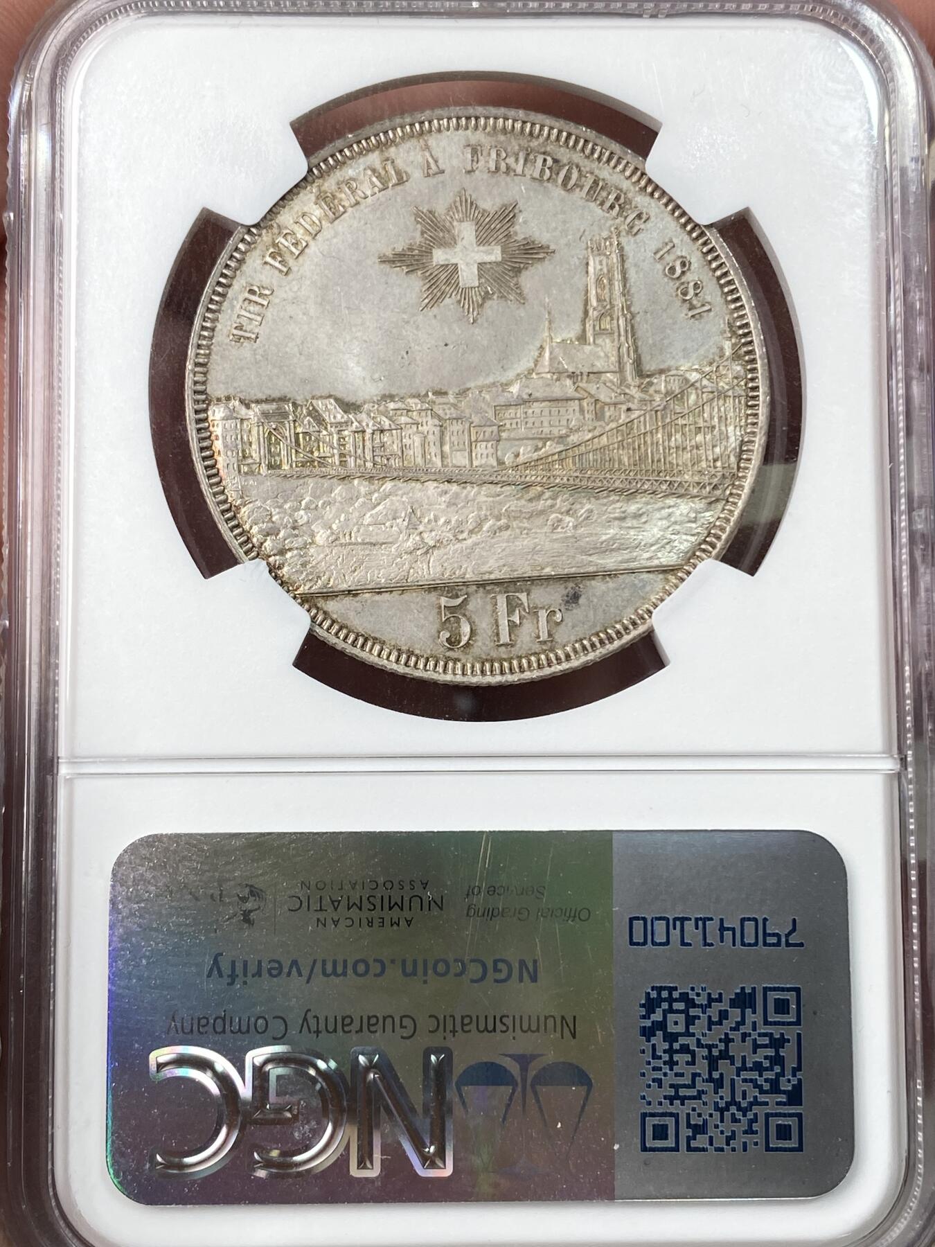 万国钱币拍卖第064期 NGC MS64 1881年瑞士弗里堡射击节经典城市景观5法郎 广受欢迎的瑞射景观系列 银霜转光香槟金淡彩环绕 极其舒适的收藏级品质