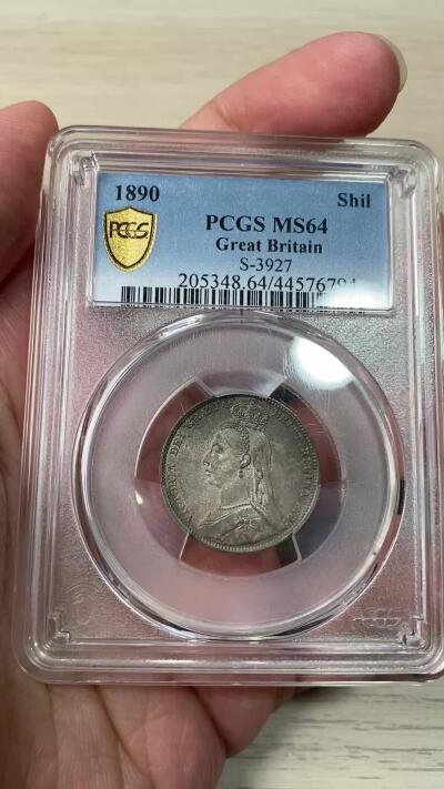 万国钱币拍卖第064期 PCGS MS64 1890年英国维多利亚女王高冠1先令 极美原味孔雀绿五彩环绕