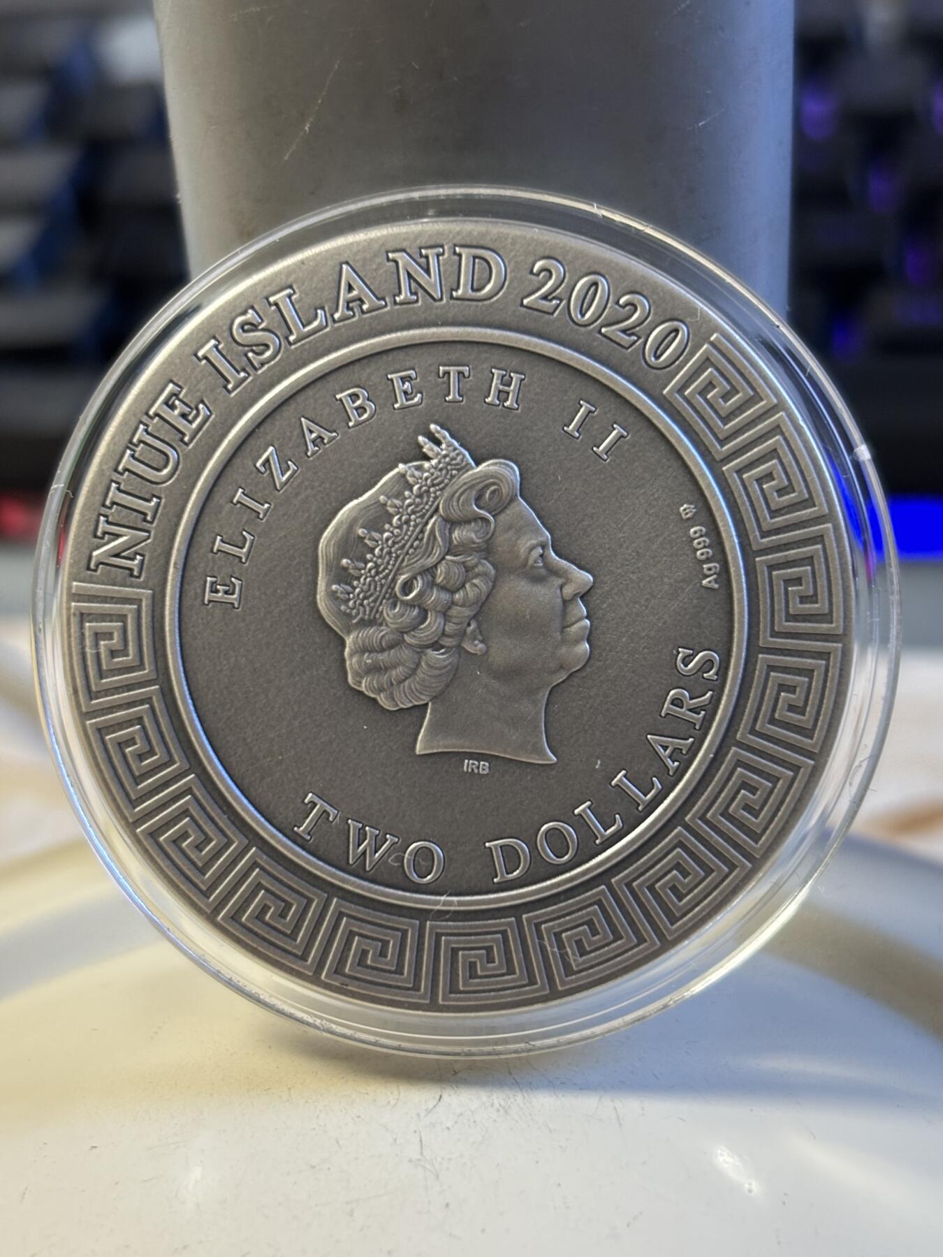 第196期拍卖 纽埃2020年发行众神系列爱乐之神太阳之子阿波罗2盎司高浮雕仿古镀金银币，999银，发行500枚