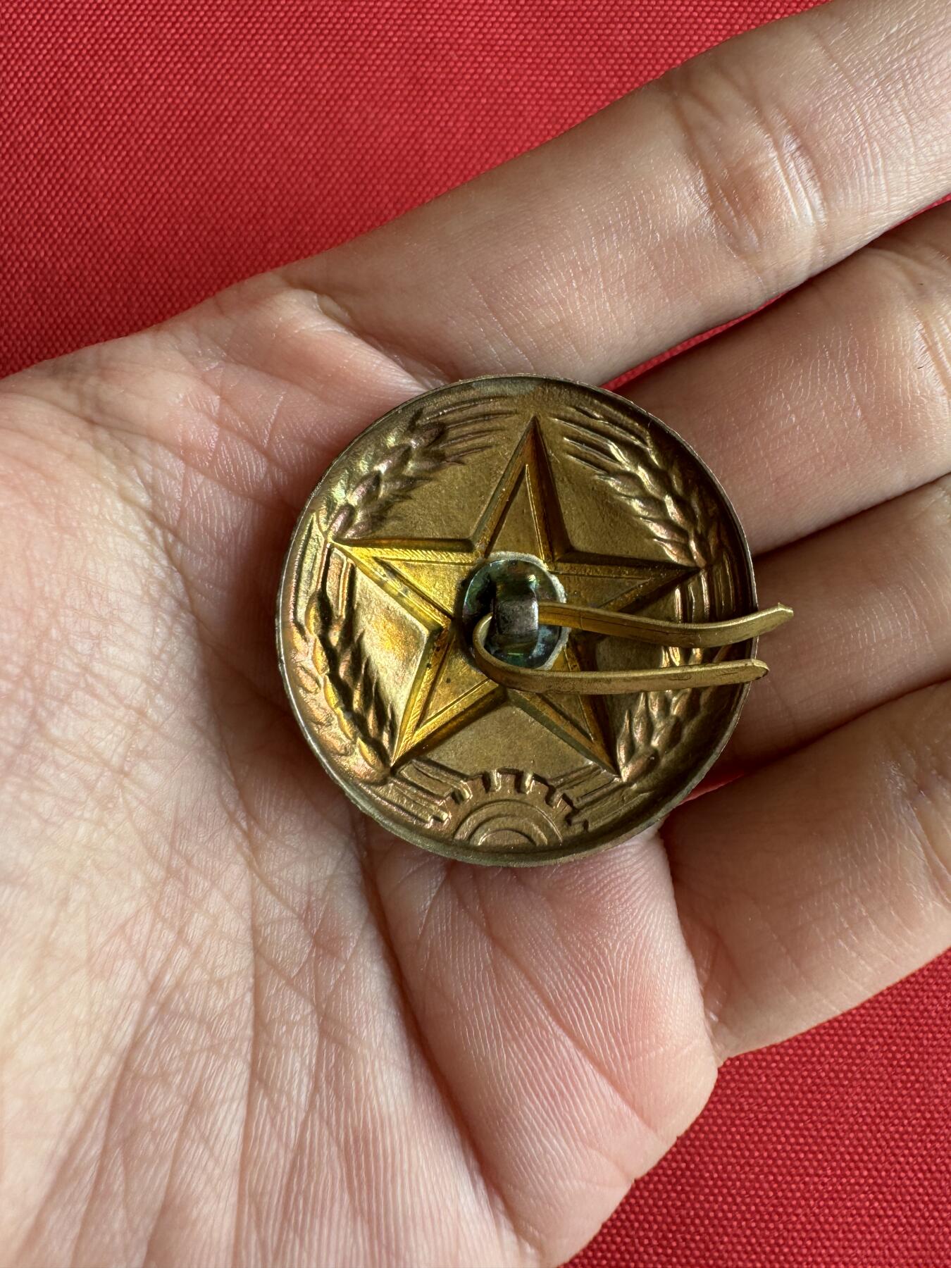 五哥徽章群   2号周四晚上八点4群联拍 帽徽