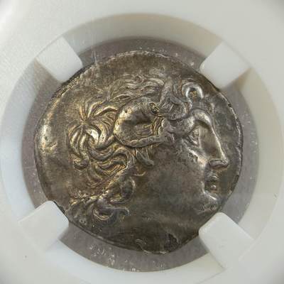 瓶子🏺第235期拍卖会 - 古希腊亚历山大大帝公羊角银币 公元前305-前281年发行，面值4德拉克马银币。正面：神化的亚历山大大帝公羊角头像背面：战争和智慧女神雅典娜坐像，她肩上靠着一只长矛，一手托起胜利女神耐基，一手扶着圆盾，盾牌上装饰着狮子头。铭文“利西马科斯大王”。此币由亚历山大手下大将利西马科斯发行，希腊化时代最著名的人像币。 这是一个俊秀的版本。直径27.5mm    重15.85克