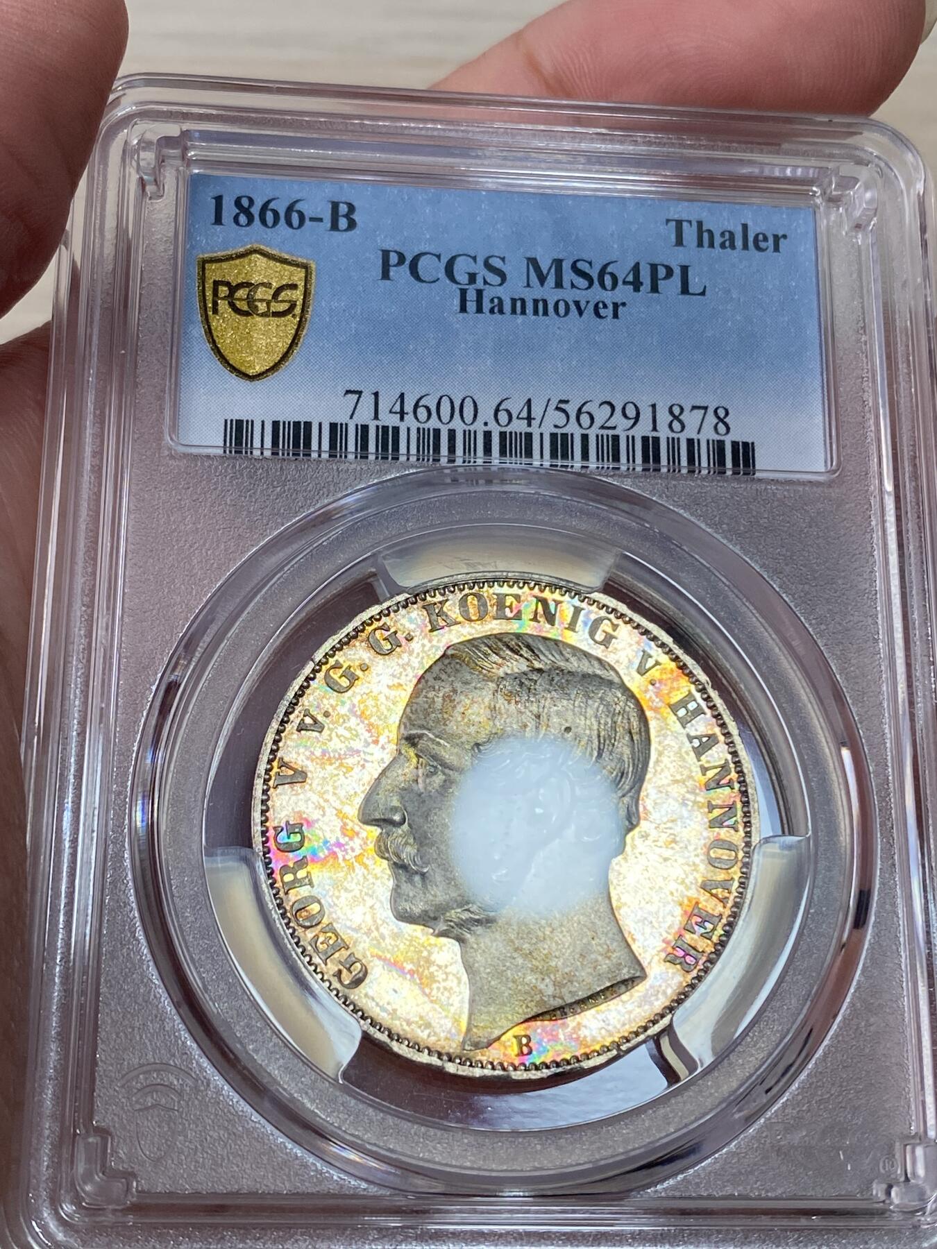 万国钱币拍卖第064期 PCGS MS64PL 1866年德国汉诺威格奥尔格五世狮马流通1泰勒 汉诺威最后的流通泰勒 如同彩虹般的七色包浆洒落在深度镜面类精制质感的地板之上 在高浮雕喷砂质感的人像与狮马盾徽加持下给人以强烈的视觉冲击 极罕见品质 PCGS唯一冠军分典藏级