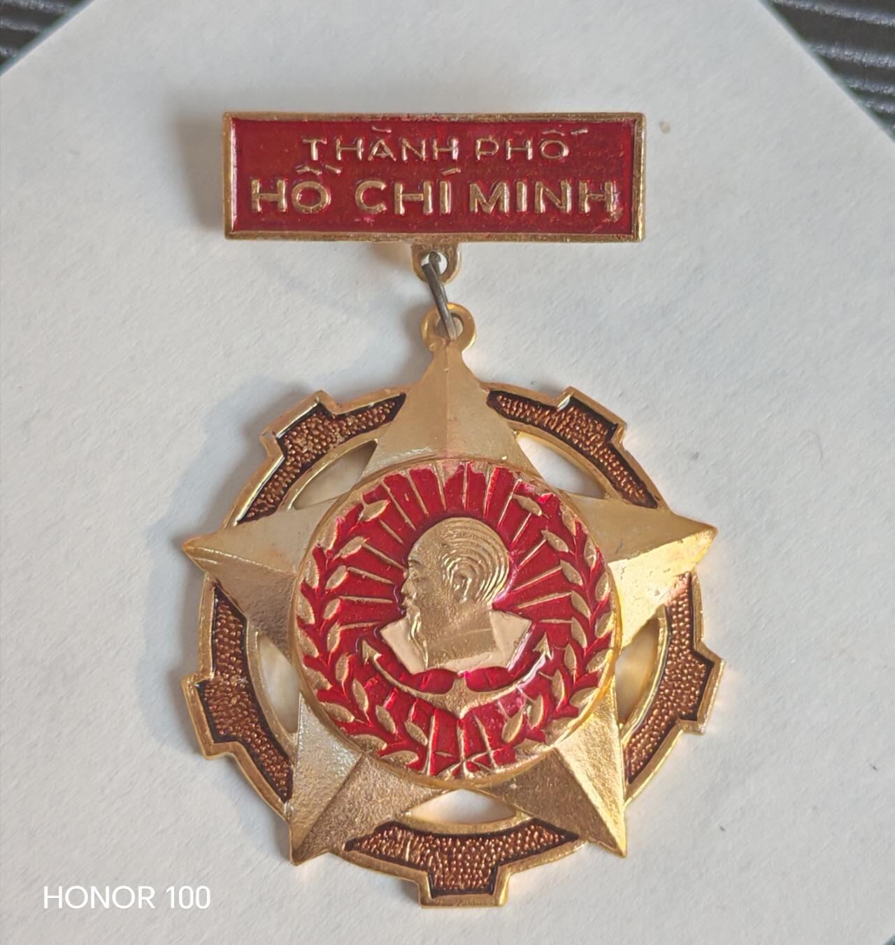 纪念章/纪念币 越南胡志明市建设者奖章- 颁发对象：涵盖参与胡志明市建设的工人、工程师、干部、军人、志愿者等各类群体，是对城市发展贡献的官方认可。